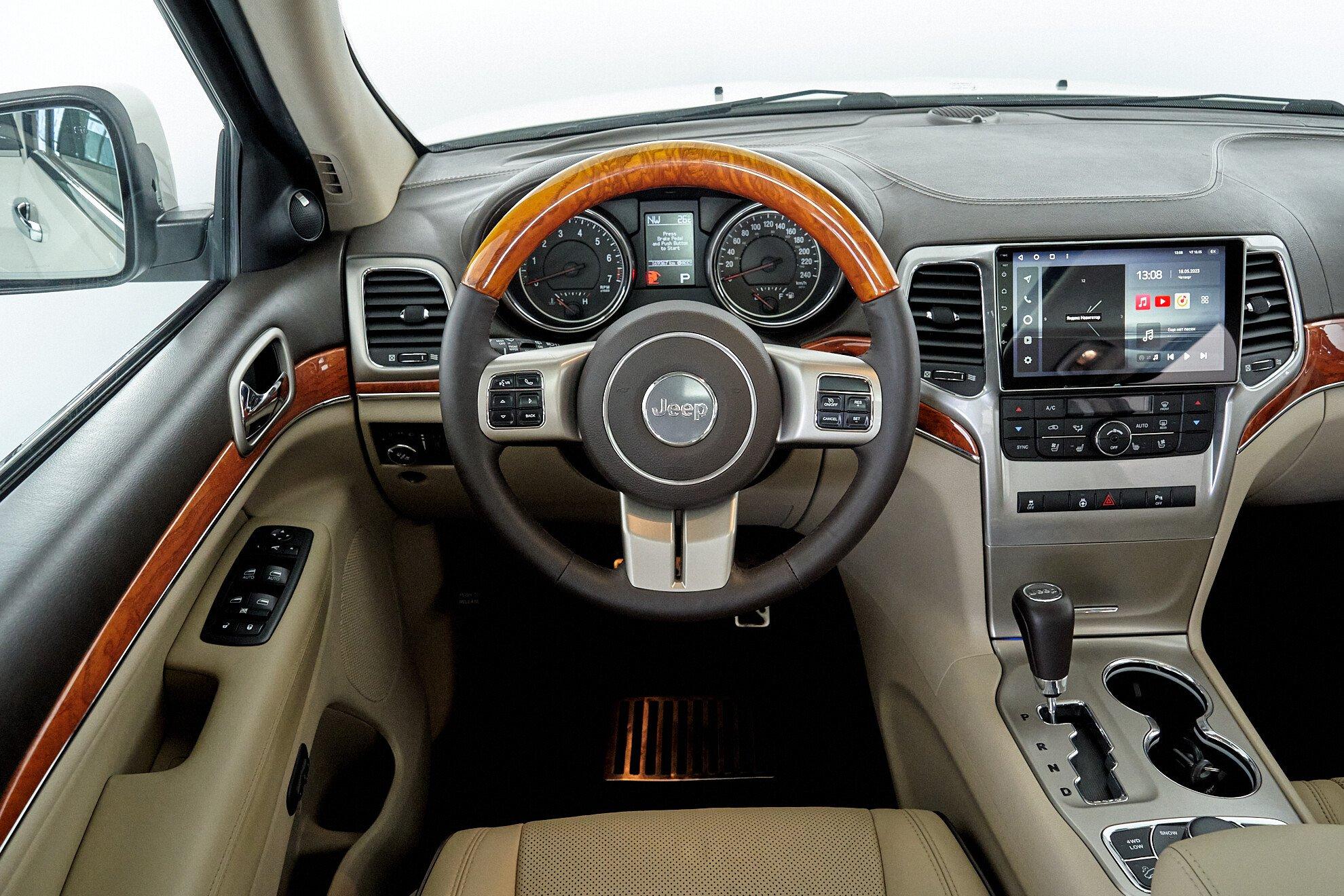 Jeep Grand Cherokee 2010, белый