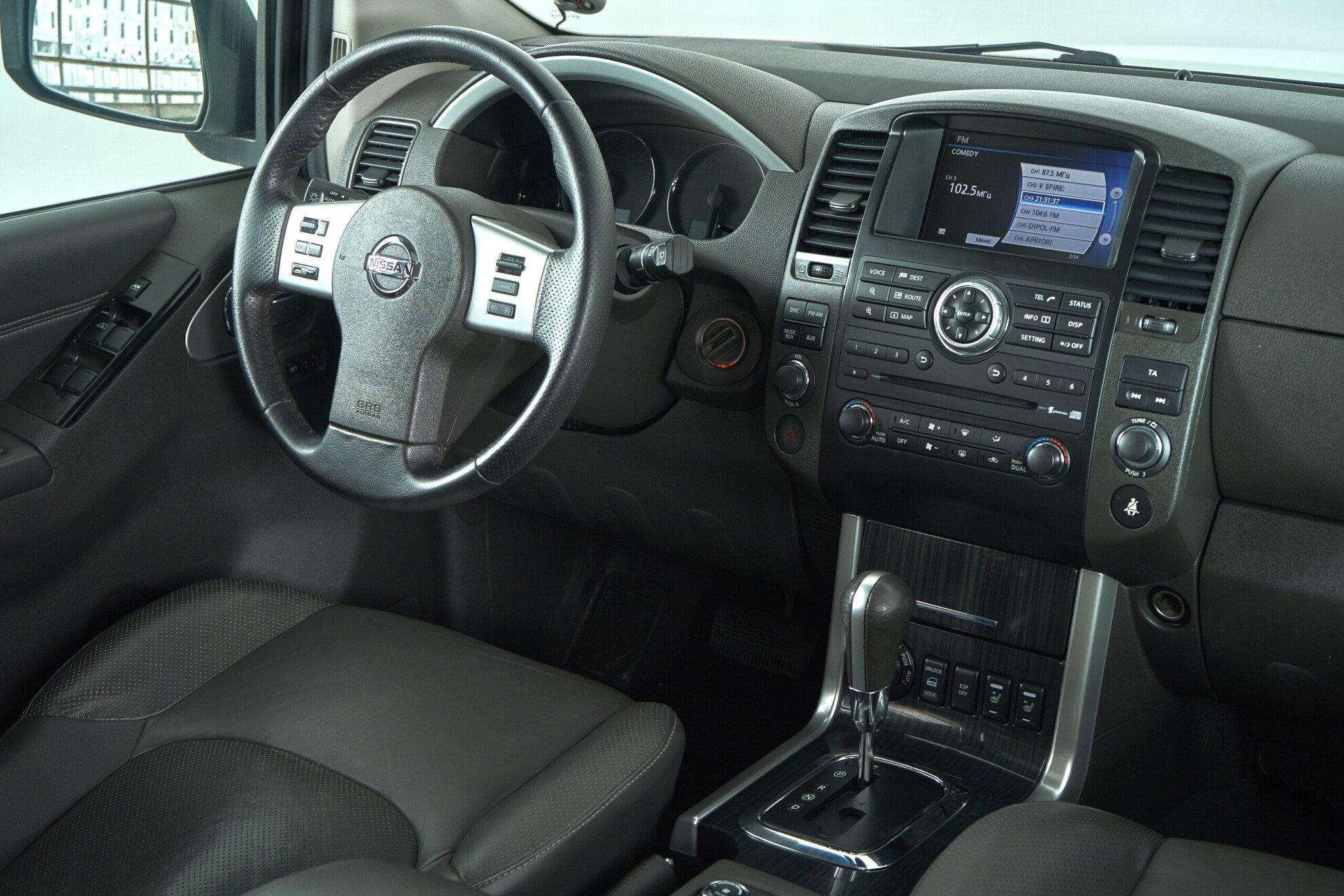 Nissan Pathfinder 2011, белый