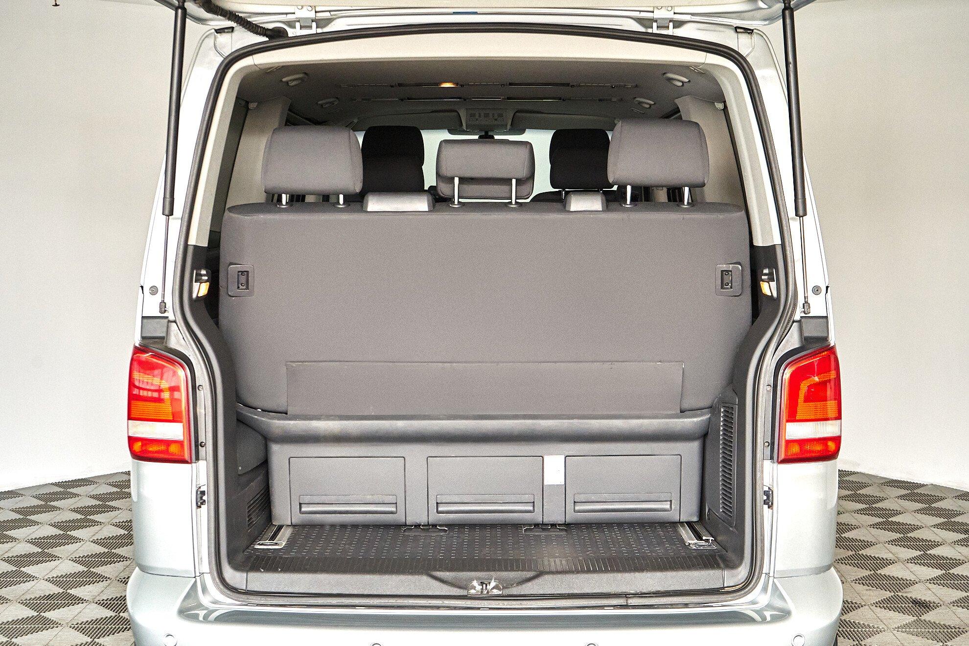 Volkswagen Multivan 2010, серебряный