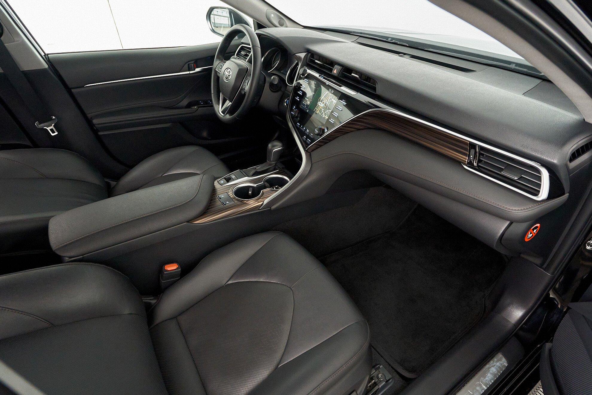 Toyota Camry 2021, черный