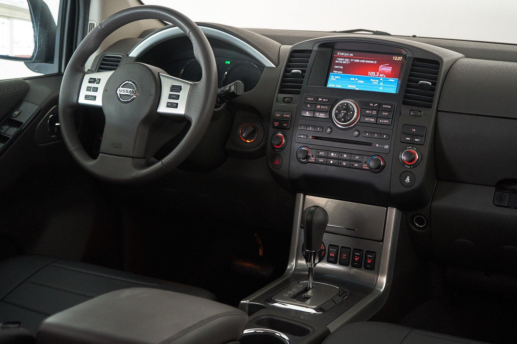 Nissan Pathfinder 2011, серебряный