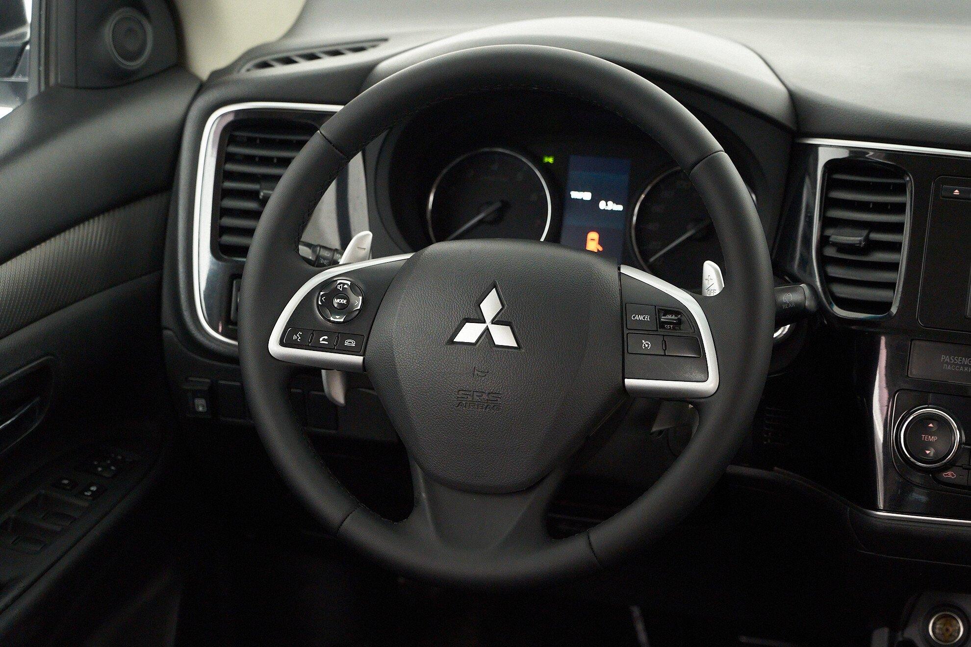 Mitsubishi Outlander 2012, белый