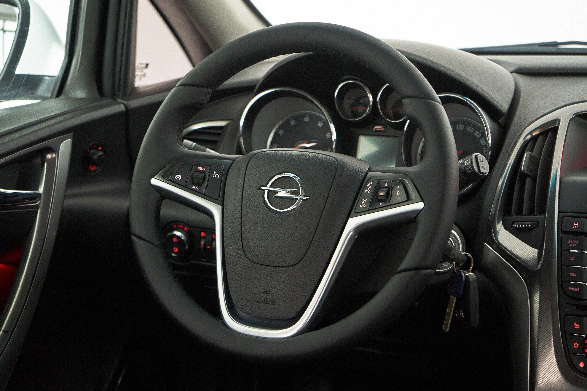 Opel Astra 2012, белый