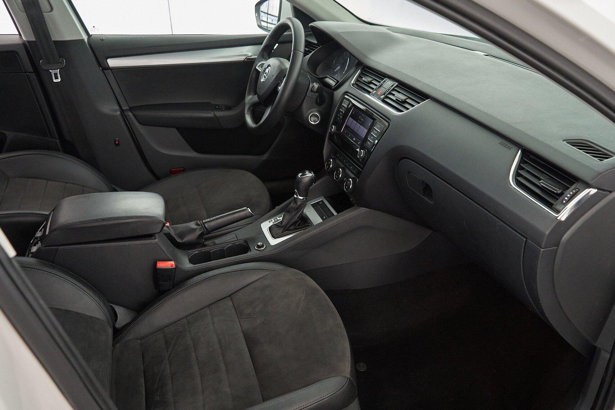 Skoda Octavia 2016, белый