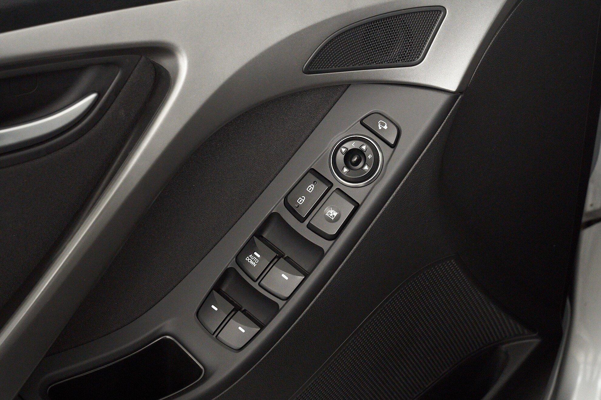 Hyundai Elantra 2015, серебряный