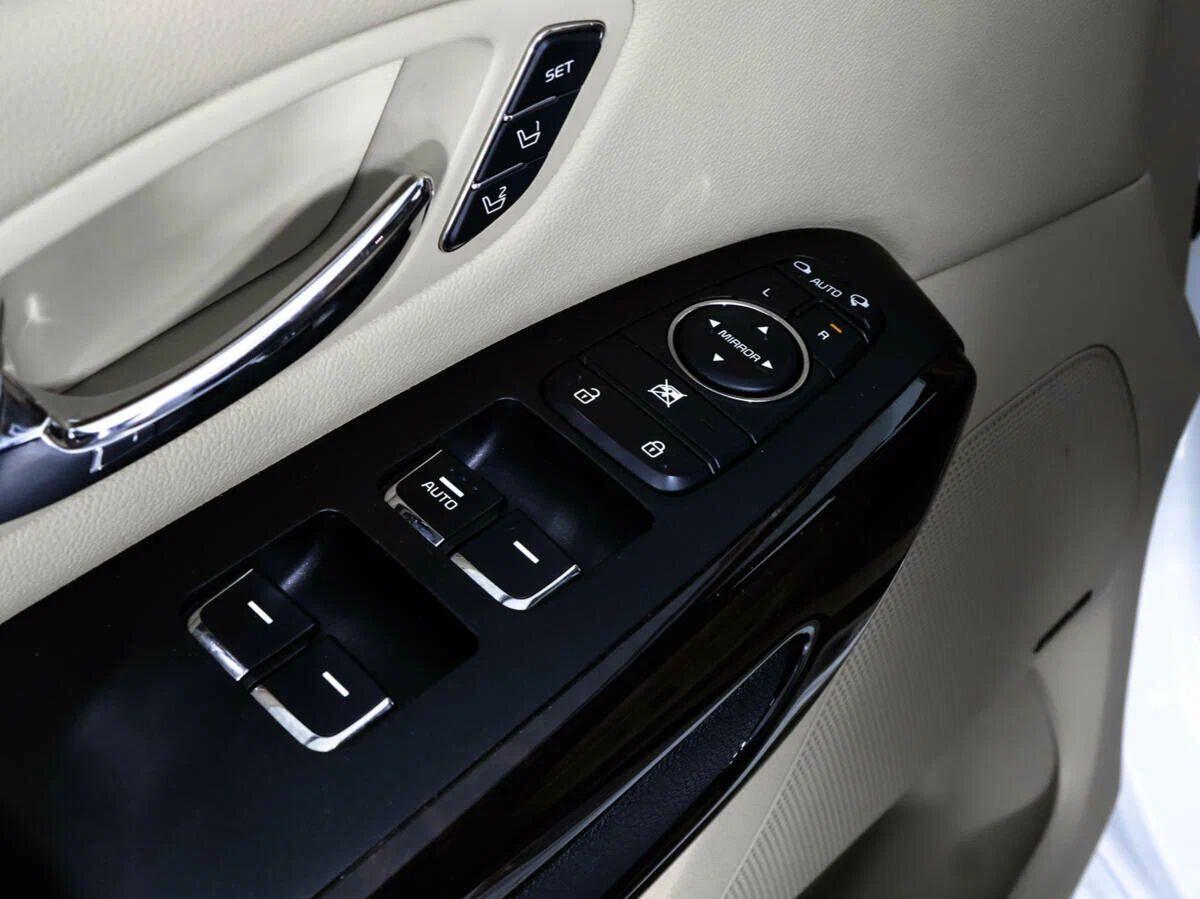 Kia Carnival 2017, белый