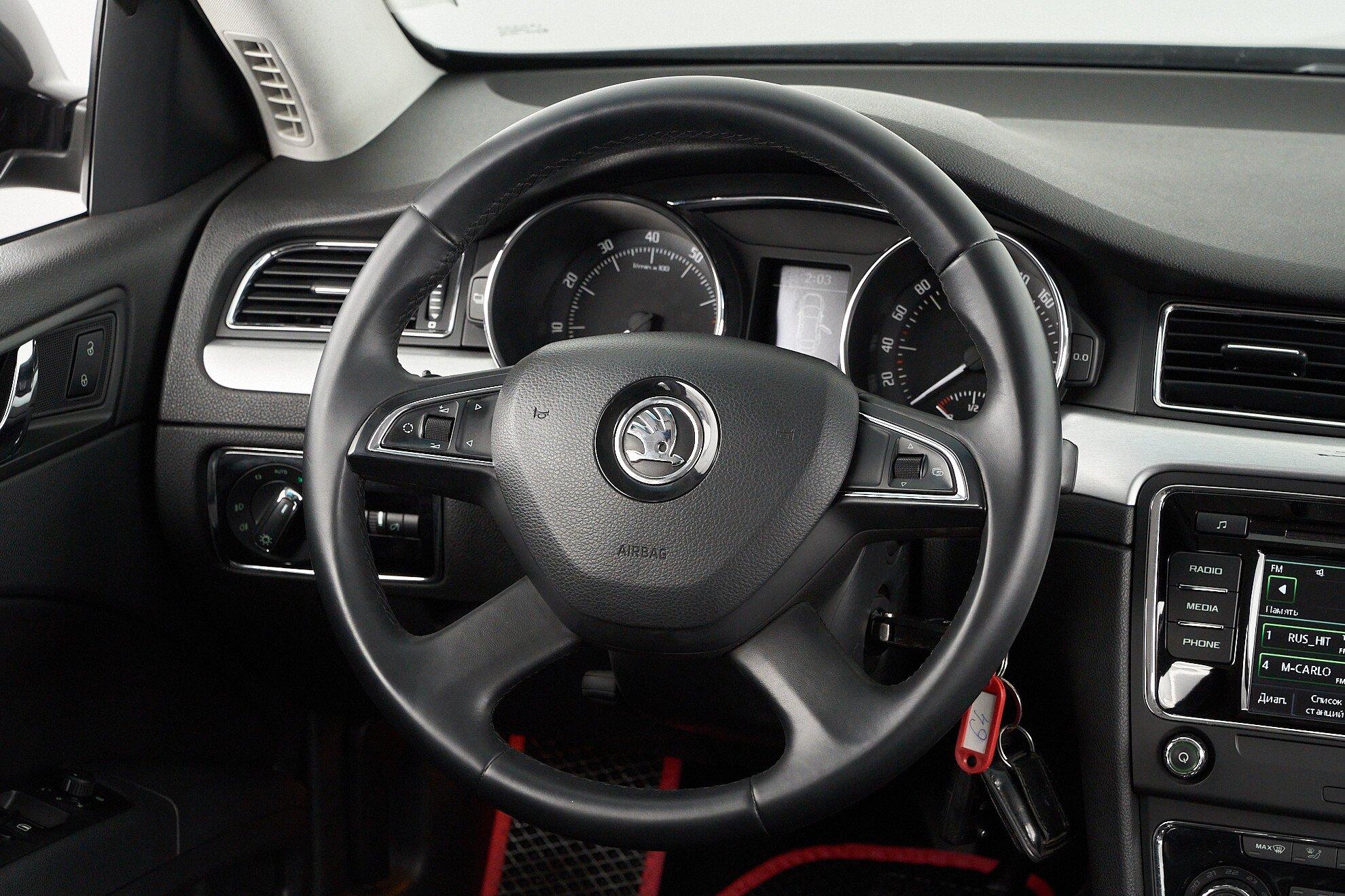 Skoda Superb 2015, черный