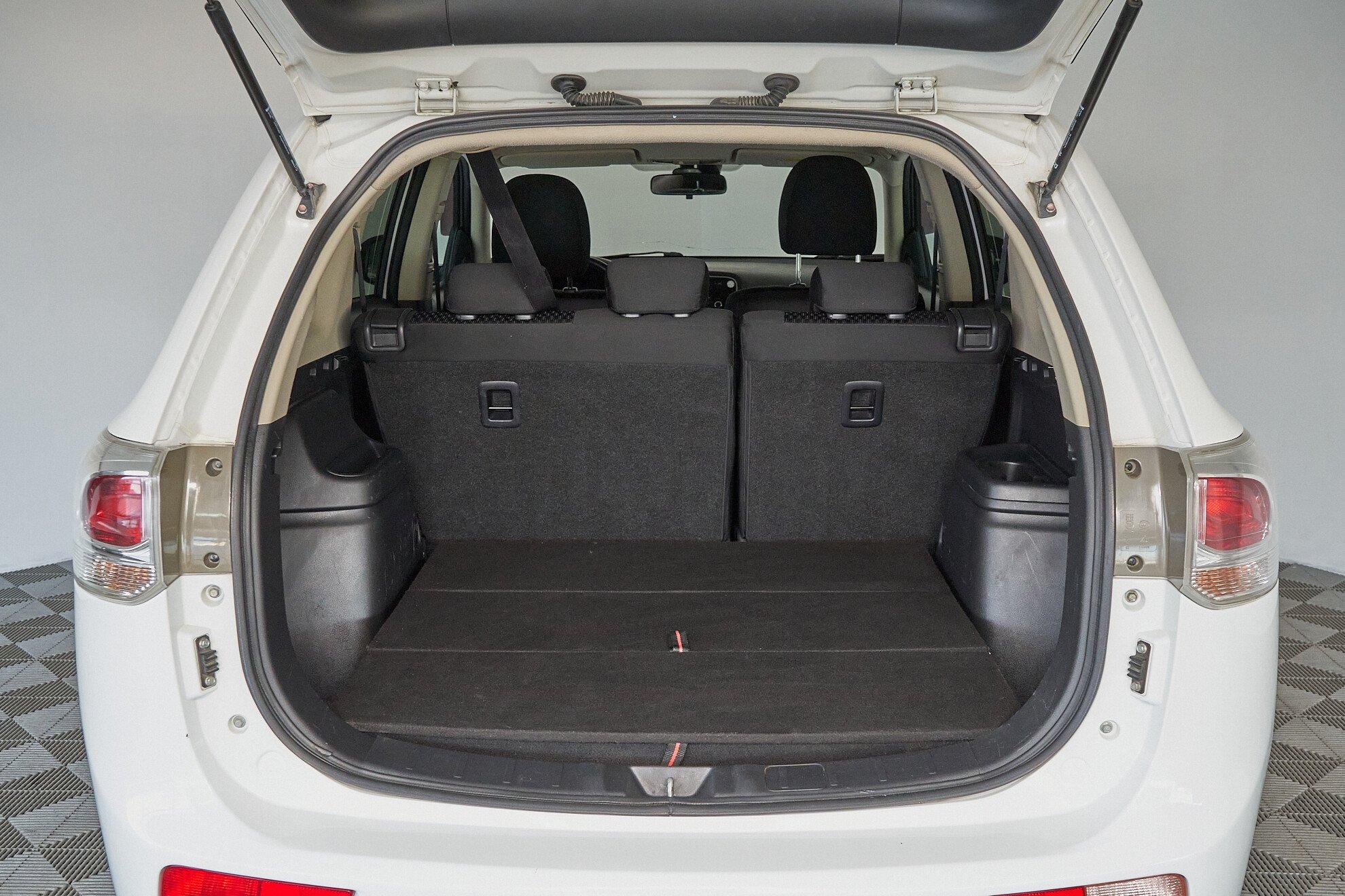 Mitsubishi Outlander 2013, белый