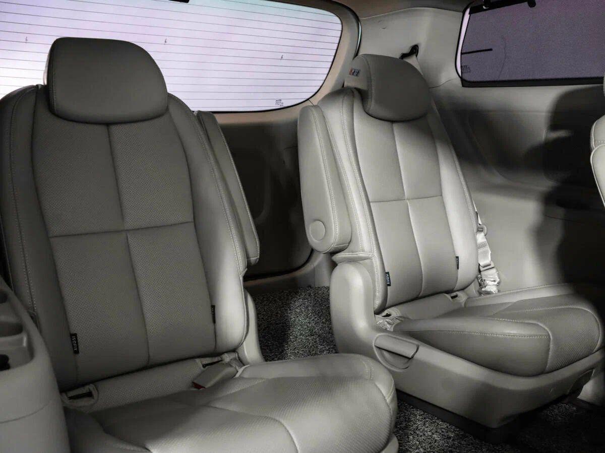 Kia Carnival 2017, белый