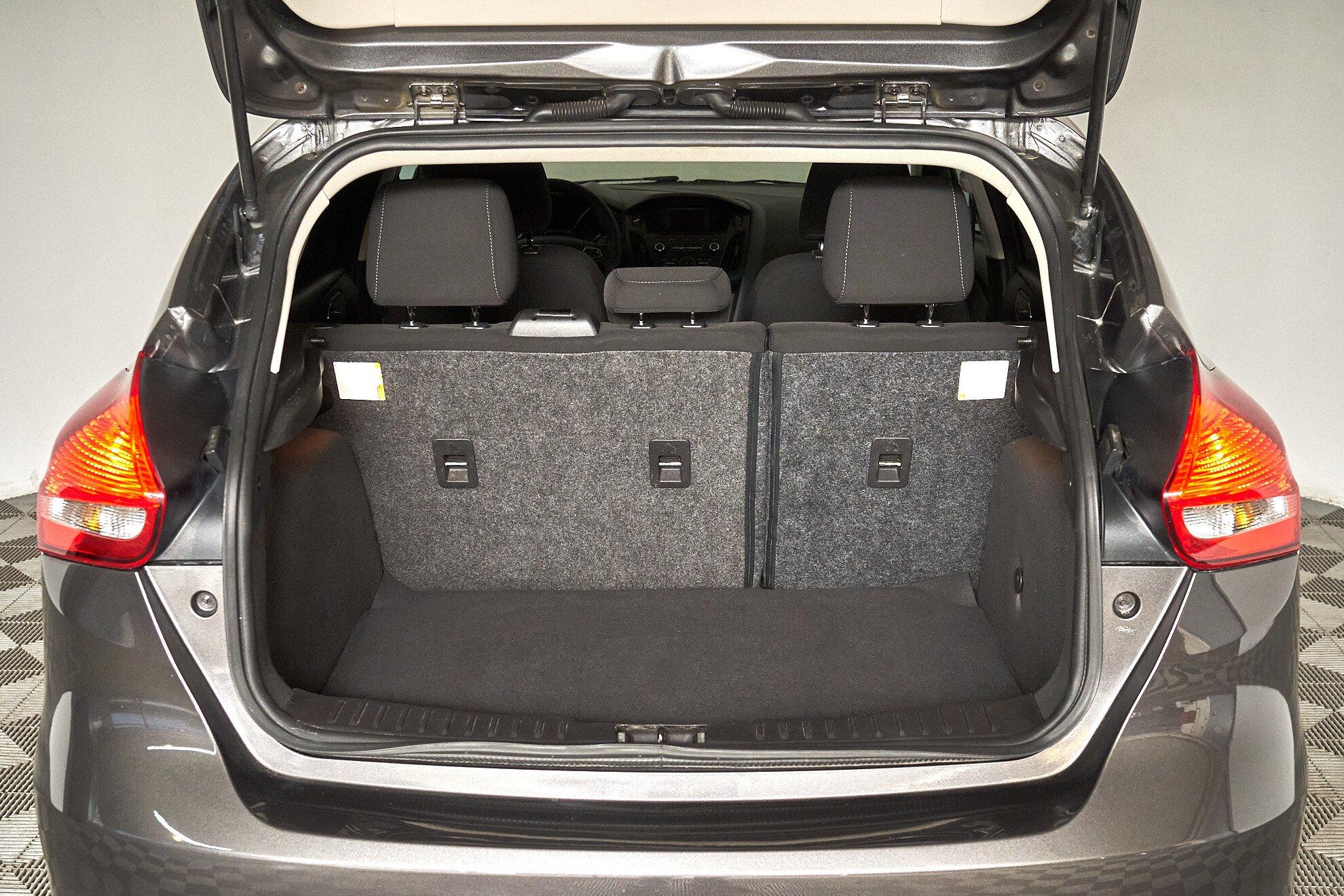 Ford Focus 2015, серый