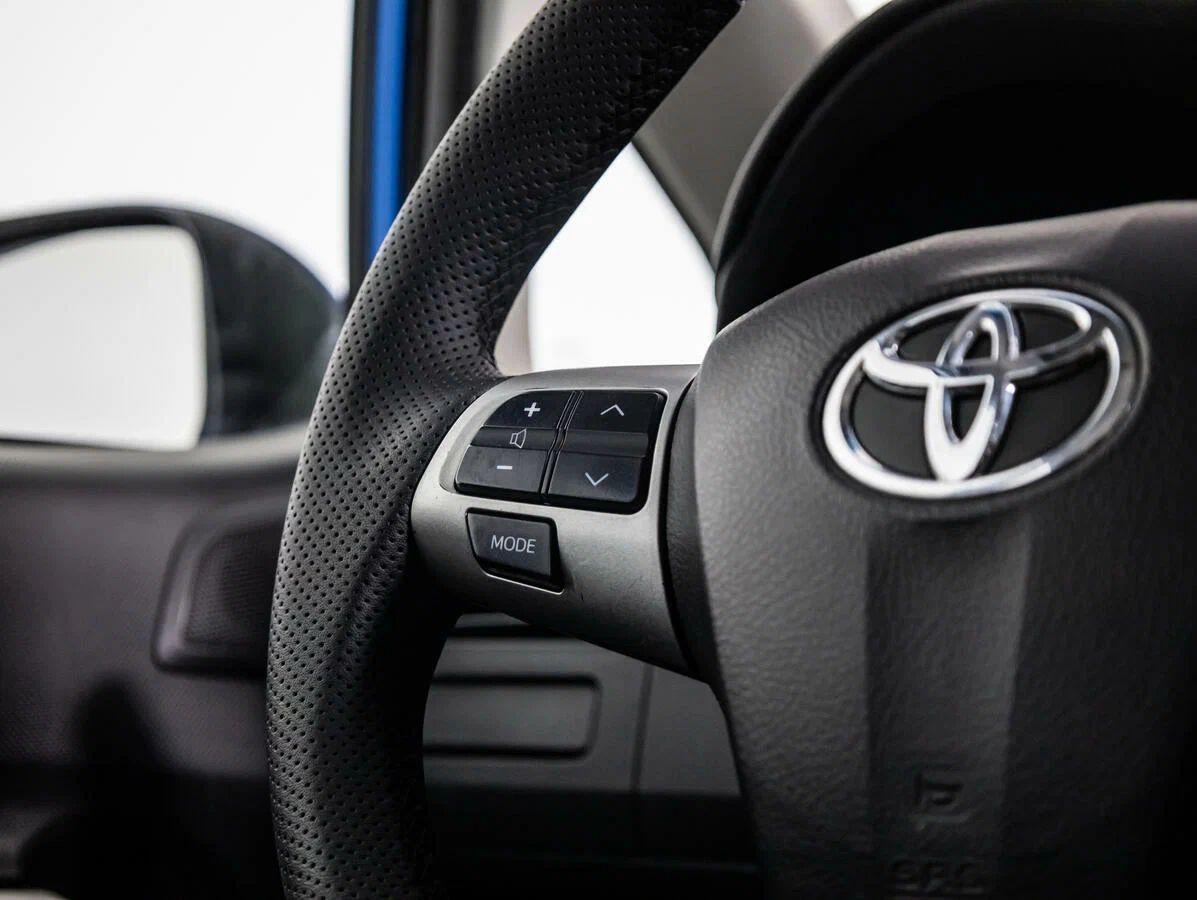 Toyota Auris 2012, белый