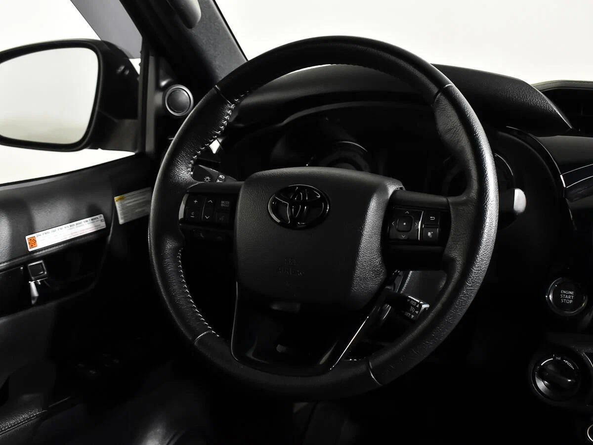 Toyota Hilux 2019, черный