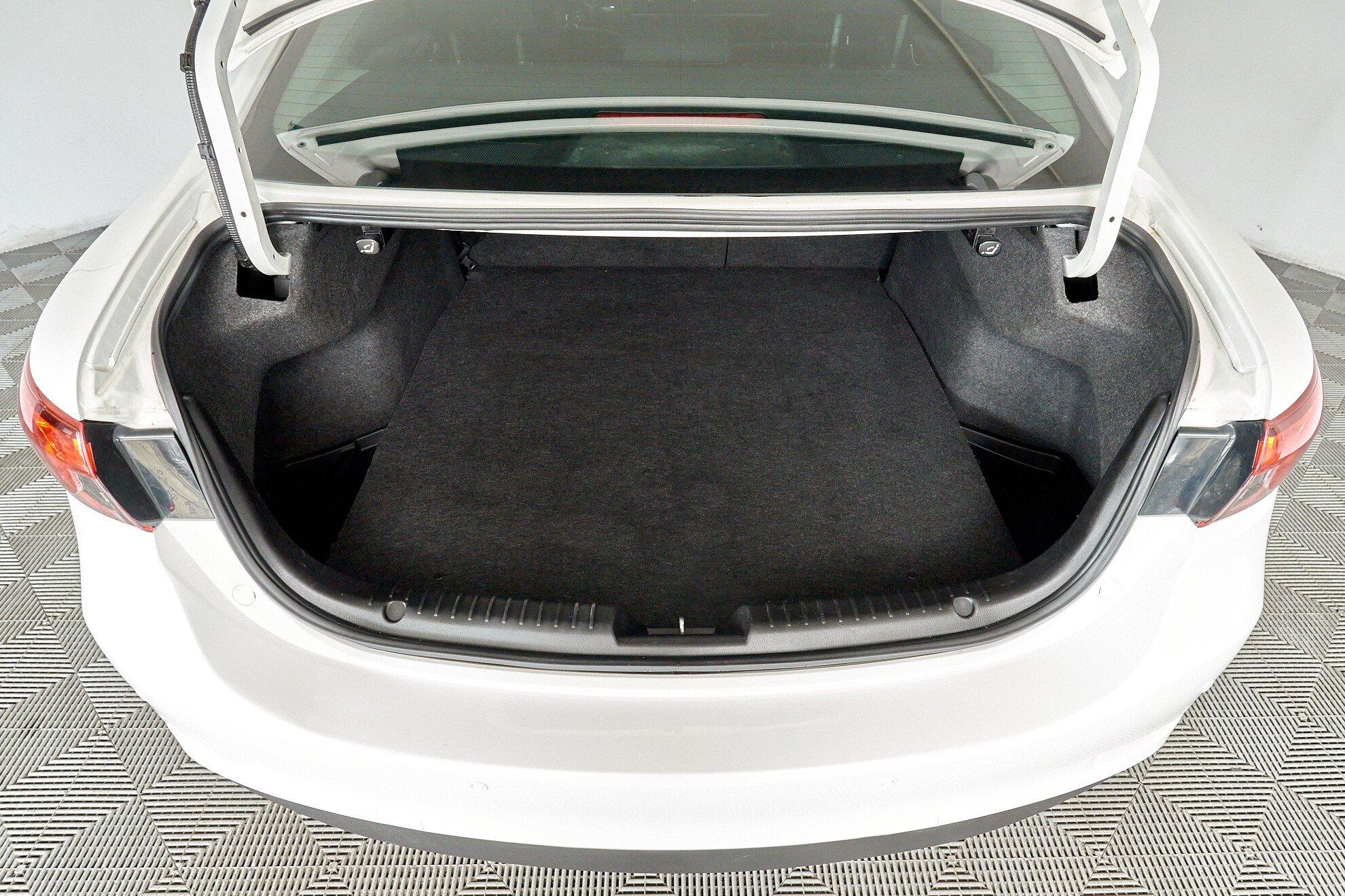 Mazda 6 2013, белый