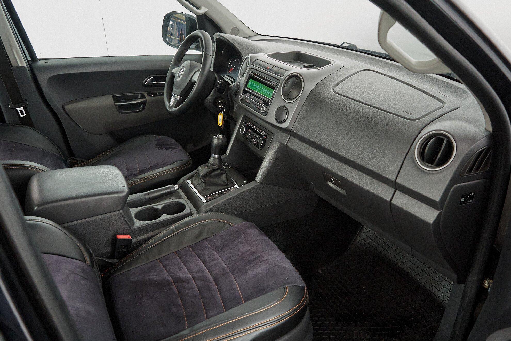Volkswagen Amarok 2011, черный