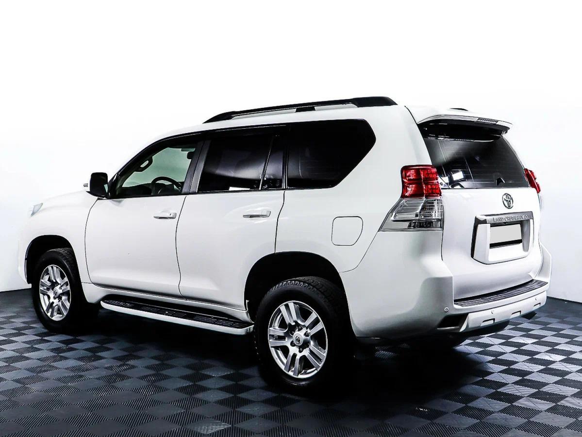 Toyota Land Cruiser Prado 2010, белый