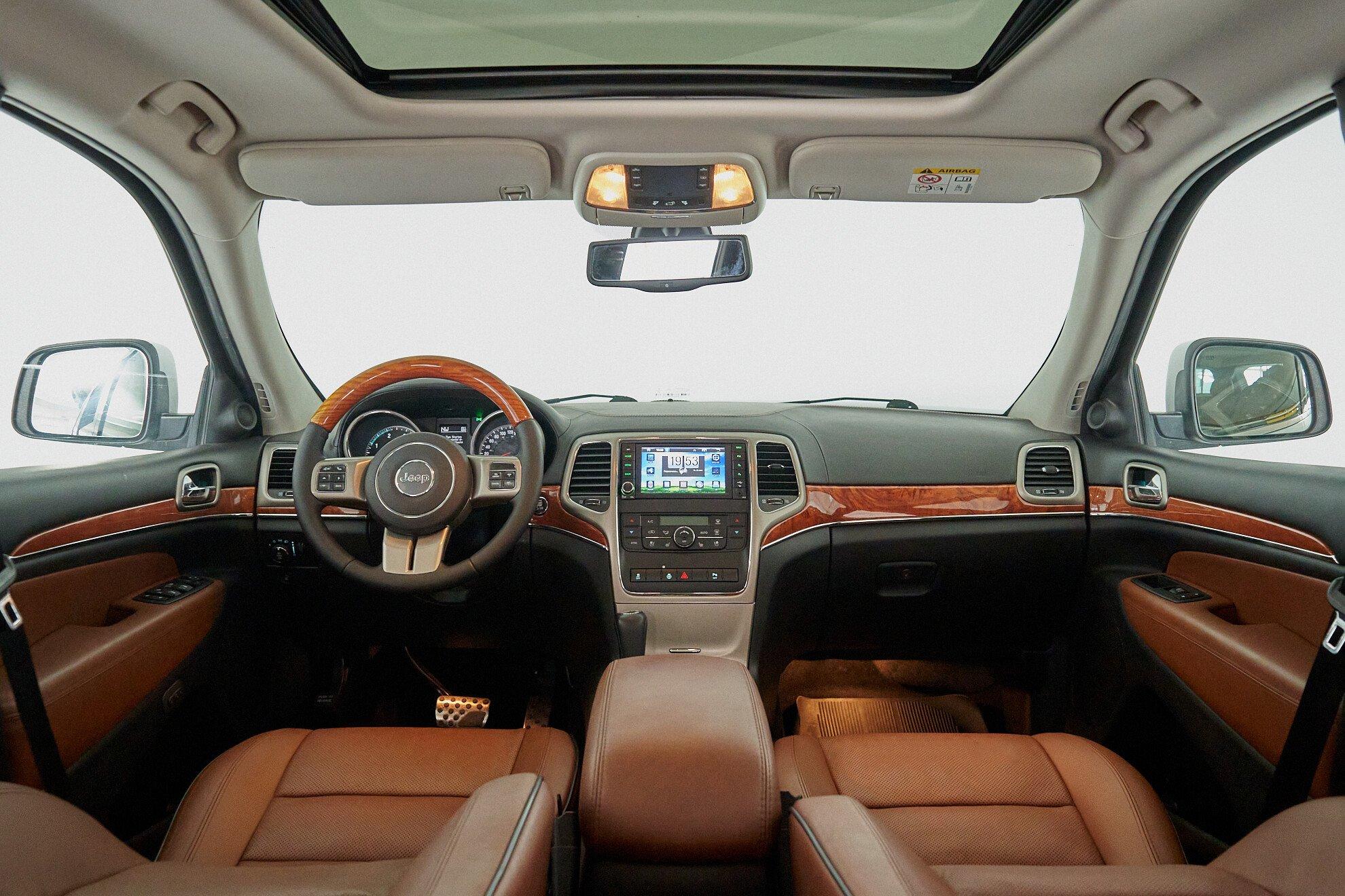 Jeep Grand Cherokee 2011, белый