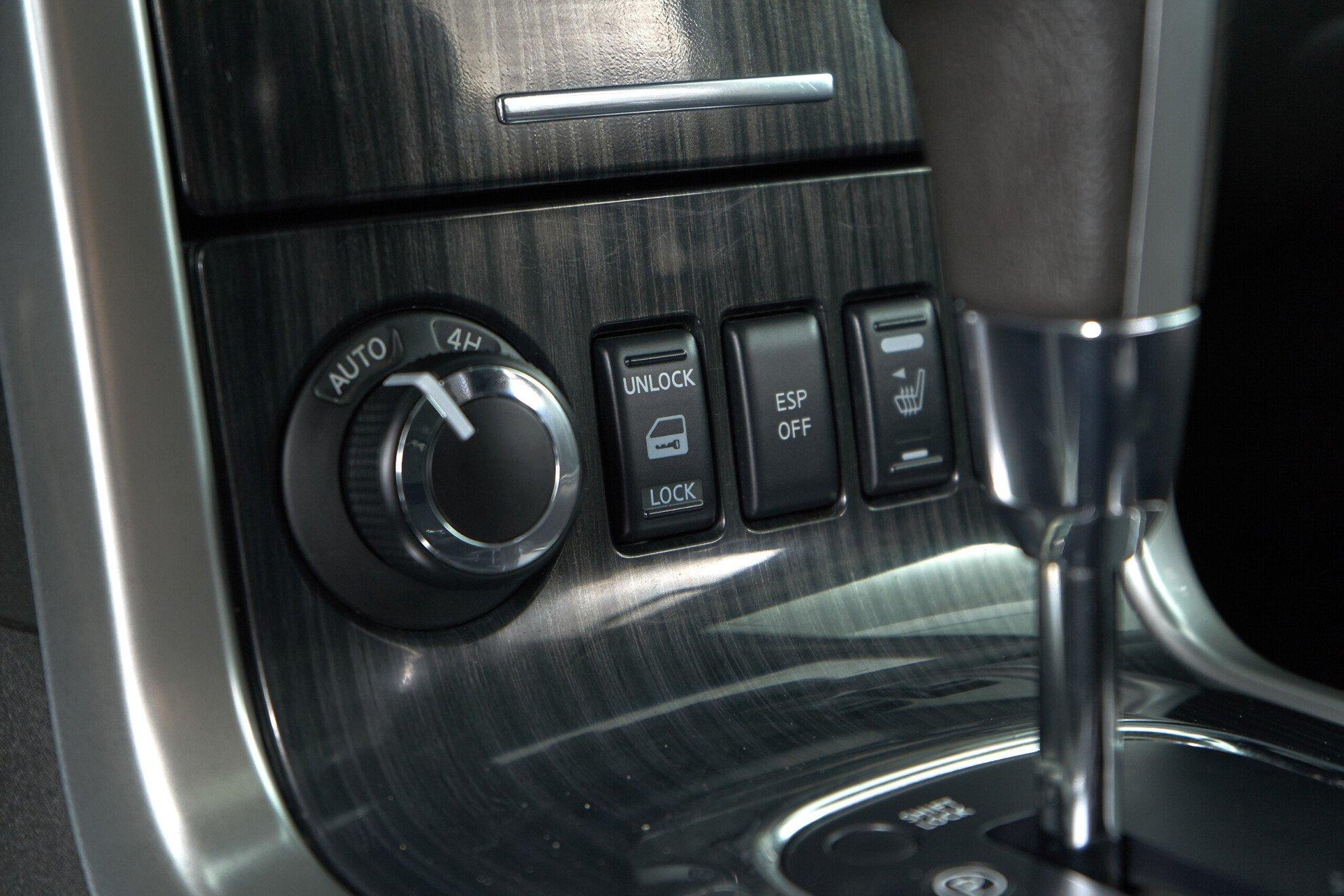 Nissan Pathfinder 2011, белый