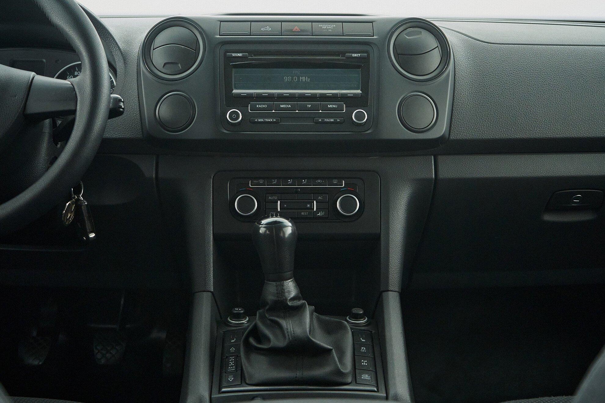 Volkswagen Amarok 2011, серый