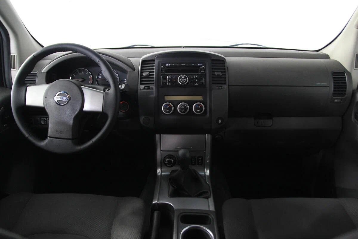 Nissan Pathfinder 2011, белый