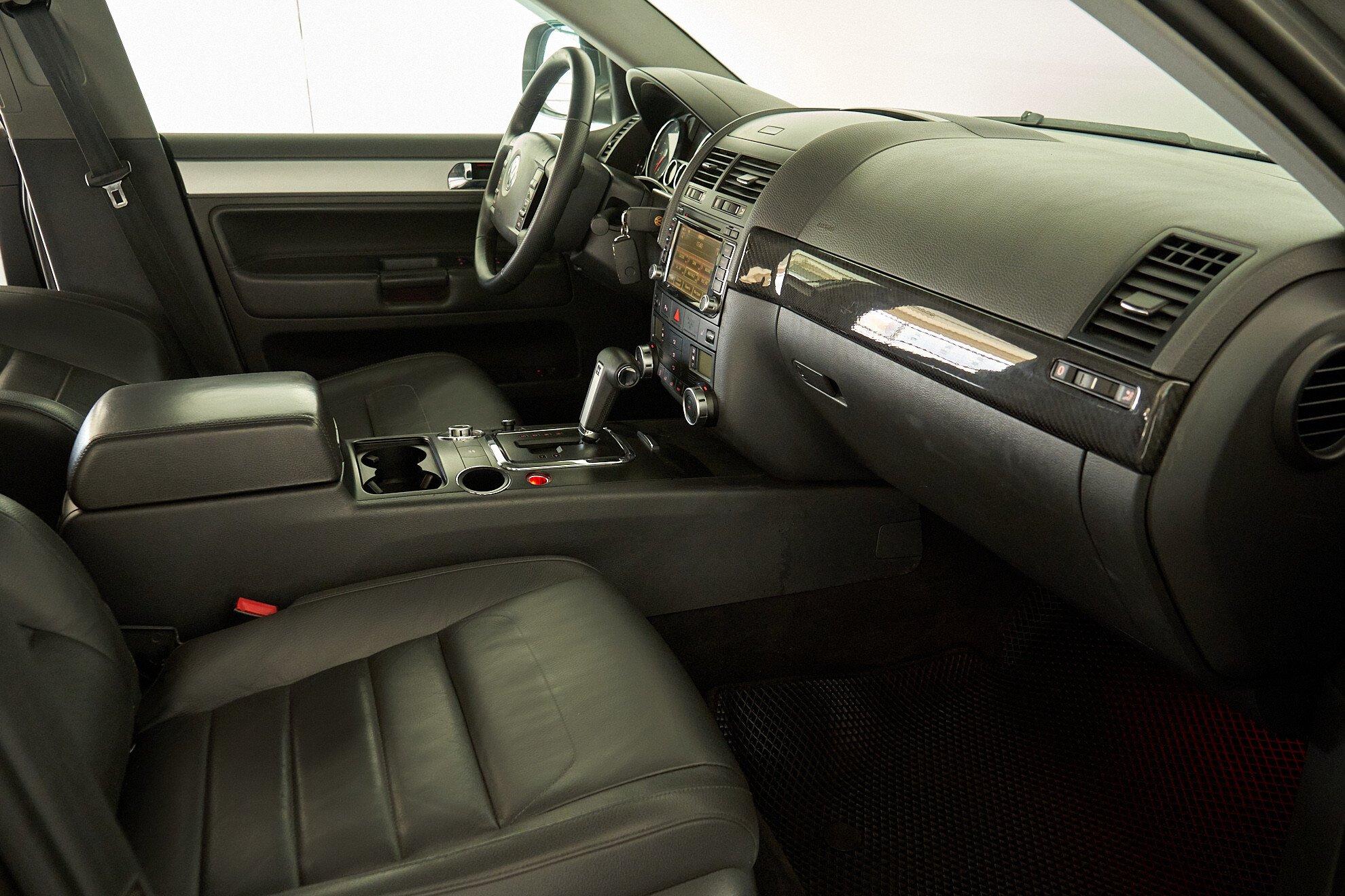 Volkswagen Touareg 2009, серый