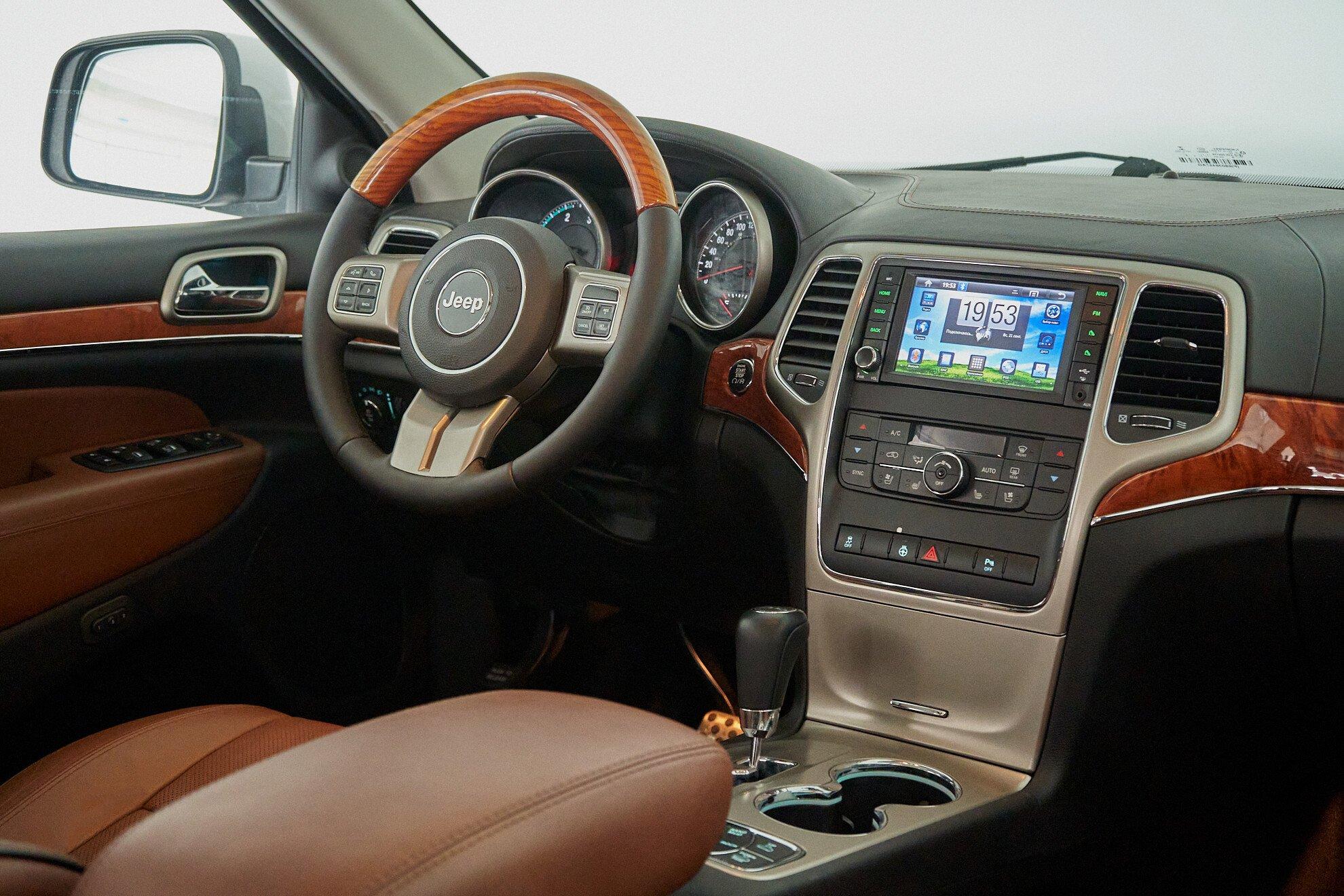 Jeep Grand Cherokee 2011, белый