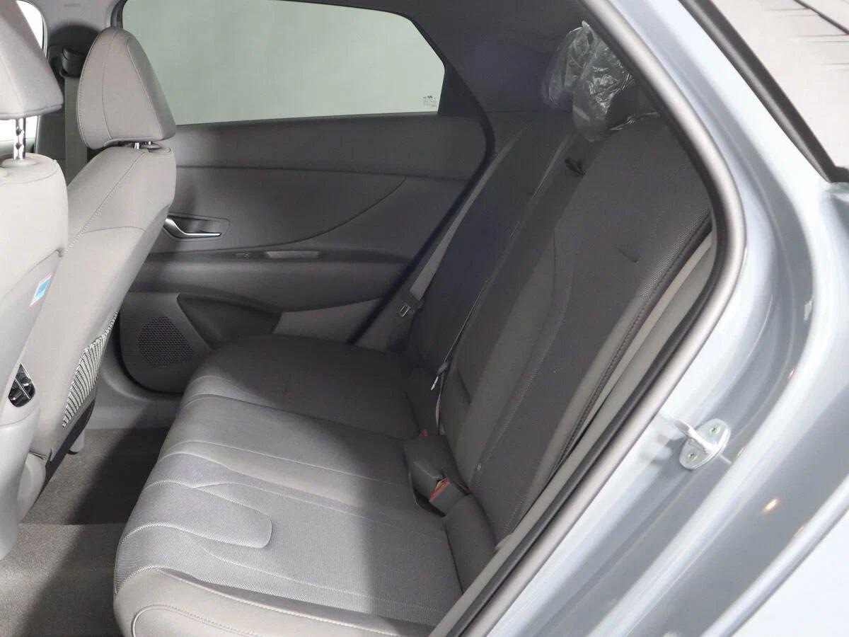 Hyundai Elantra 2022, серый