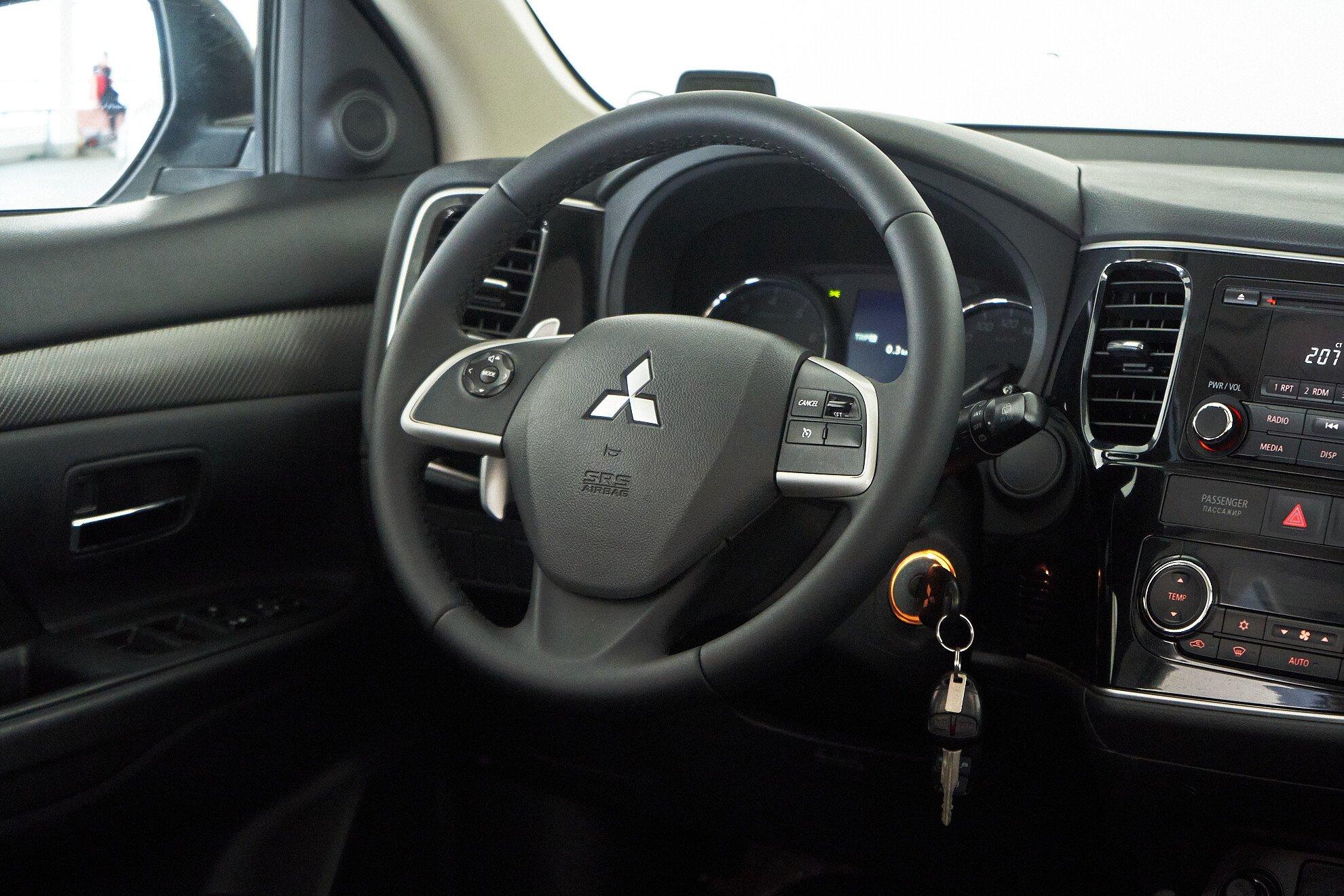 Mitsubishi Outlander 2013, белый