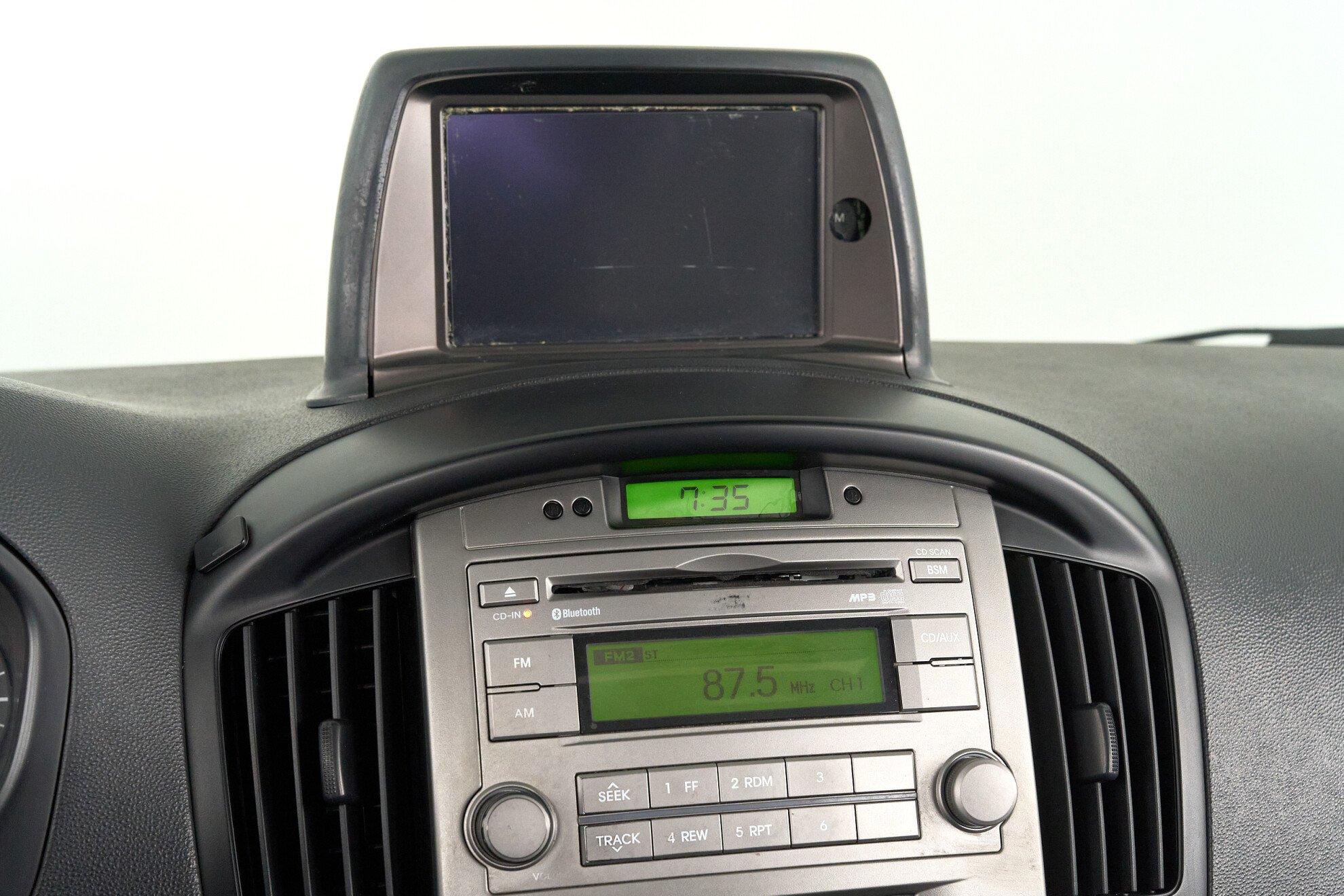 Hyundai Grand Starex 2012, серебряный