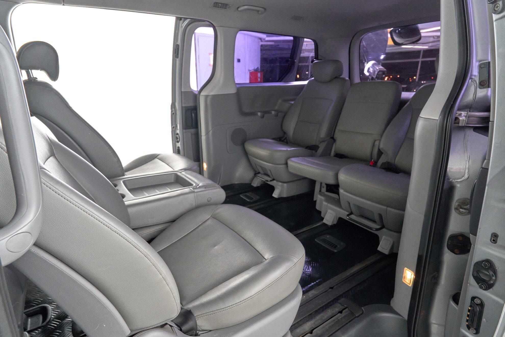 Hyundai Grand Starex 2013, серебряный