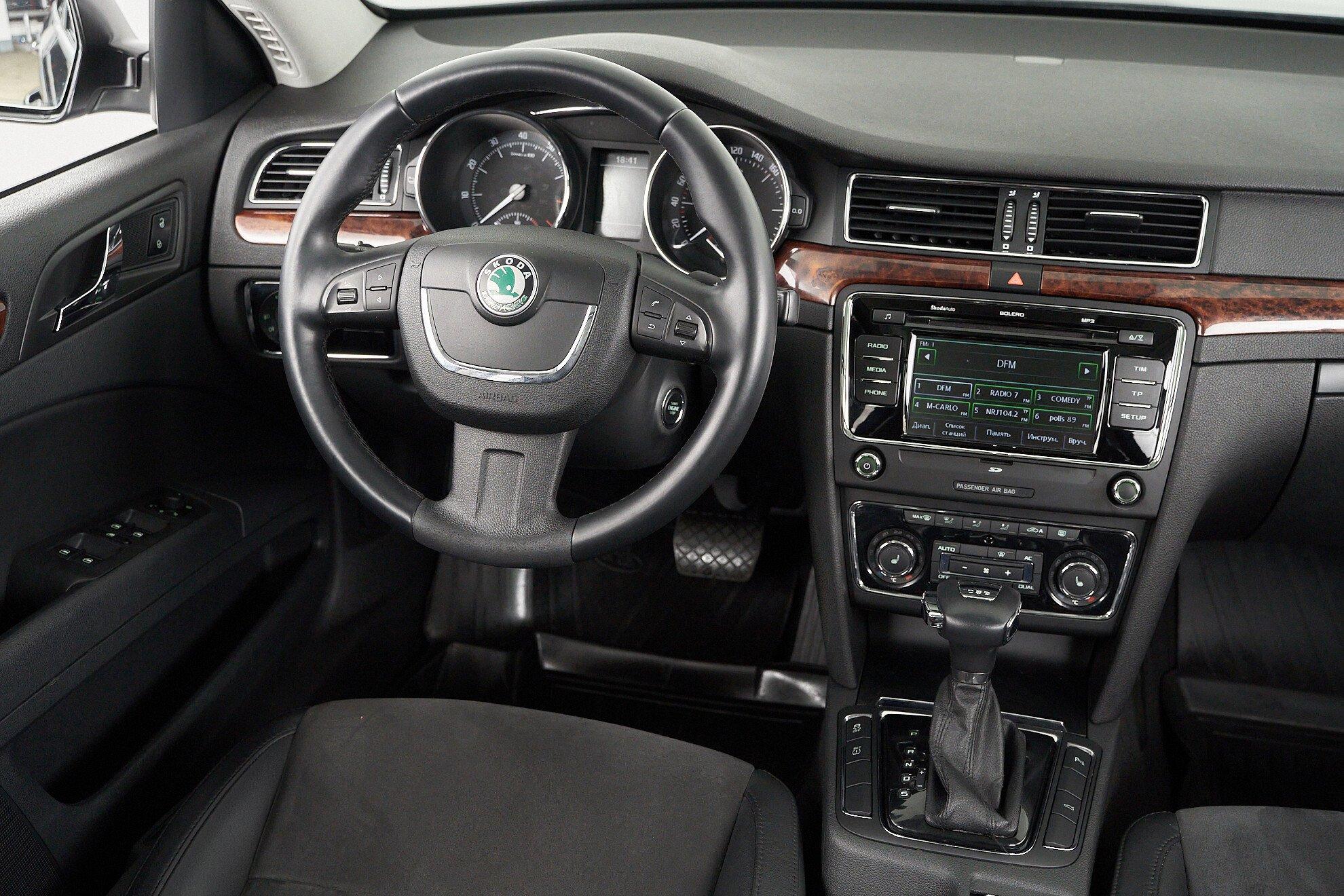 Skoda Superb 2011, черный