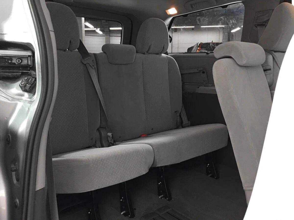 Toyota Sienna 2015, серебряный