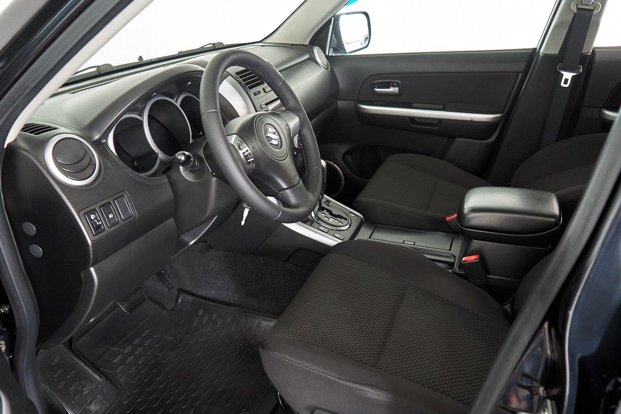 Suzuki Grand Vitara 2011, черный