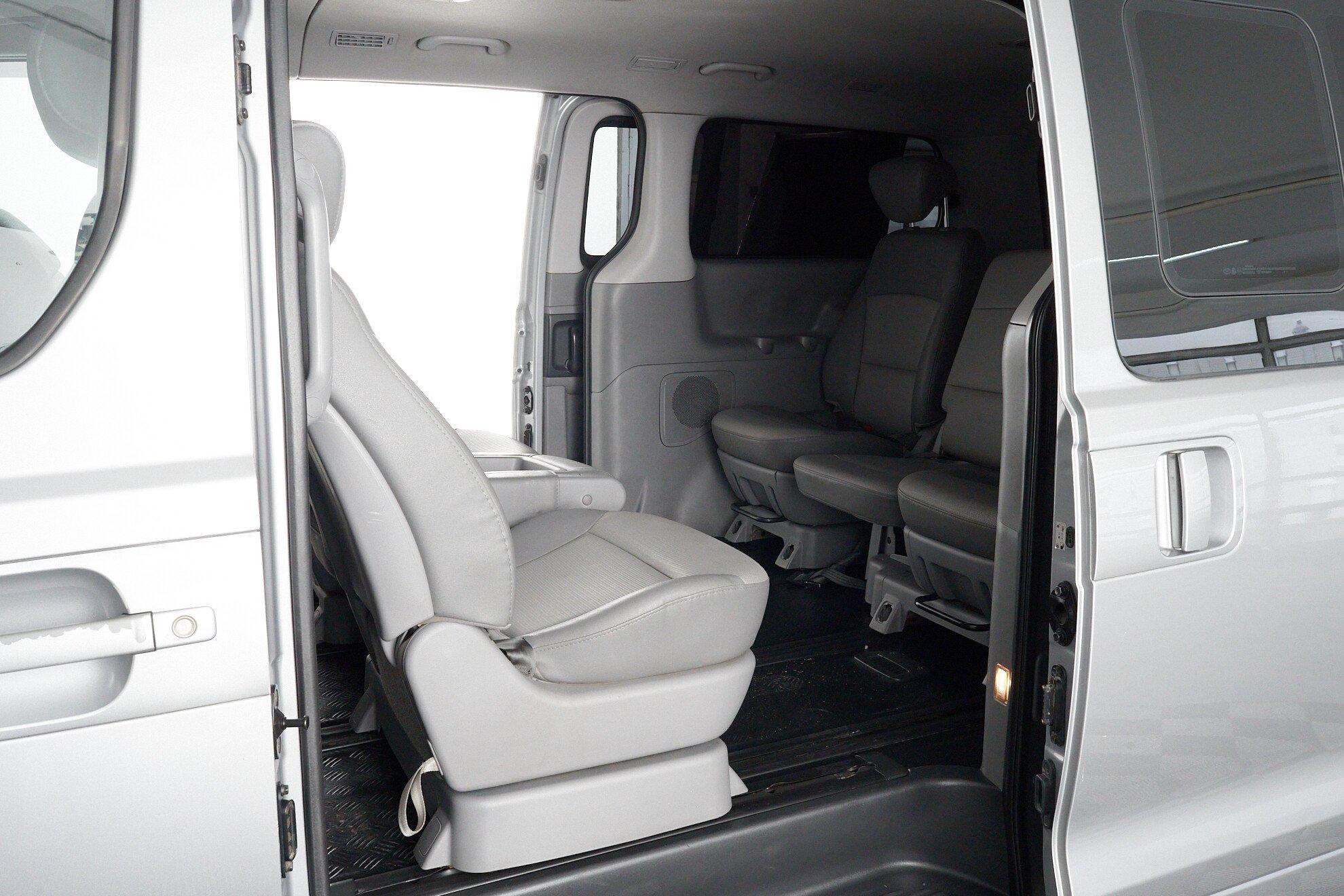 Hyundai Grand Starex 2011, серый