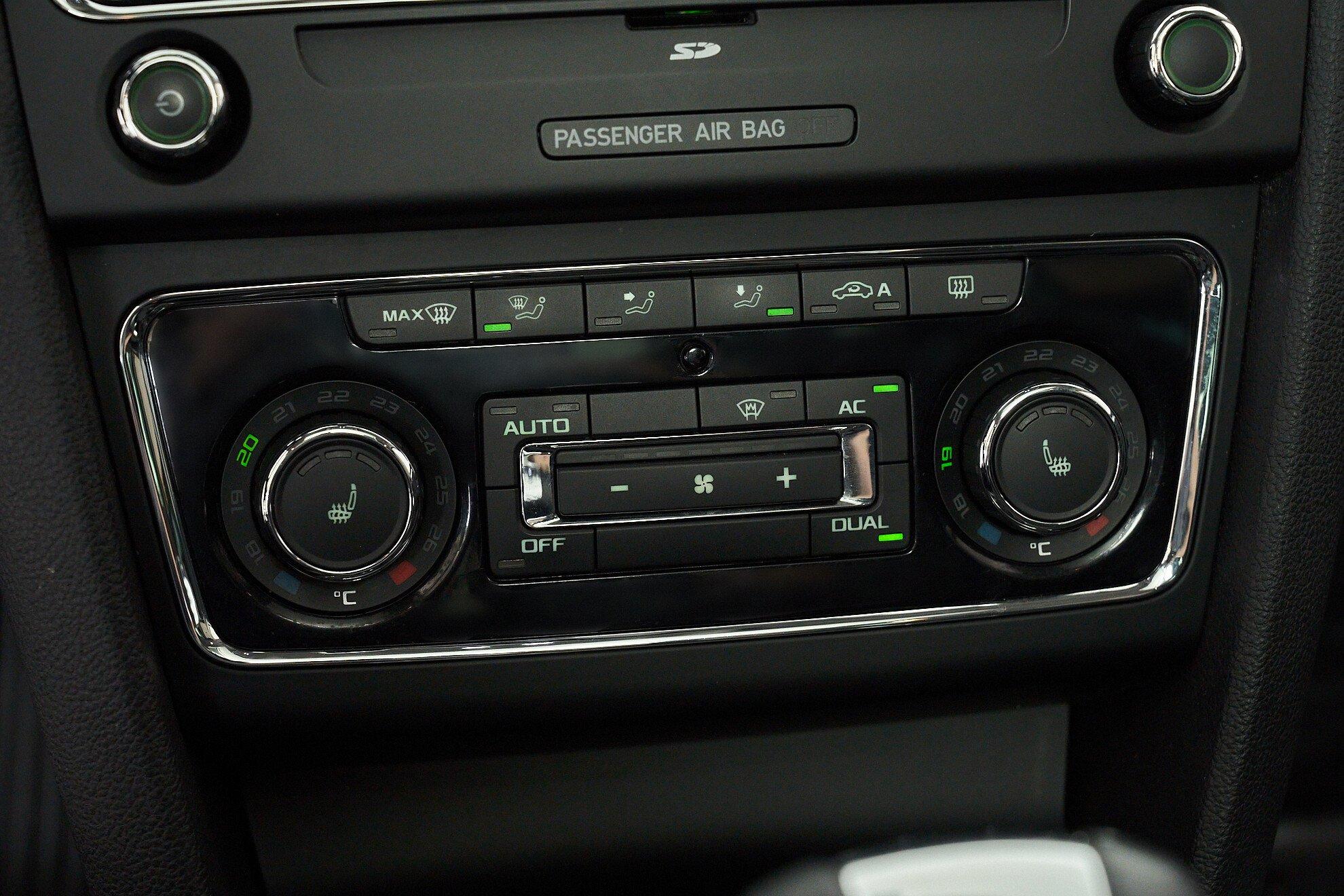 Skoda Superb 2011, черный
