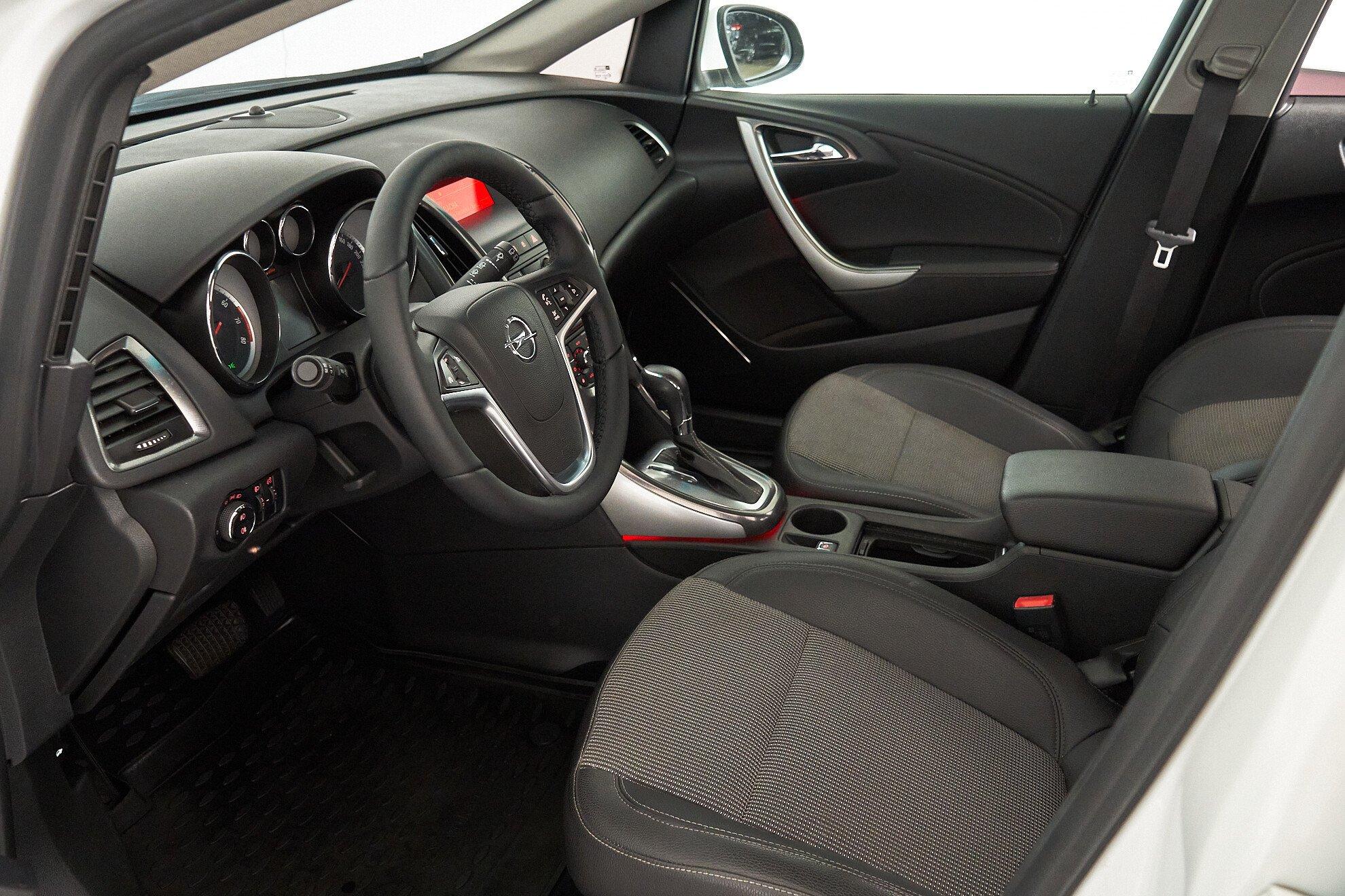 Opel Astra 2012, белый