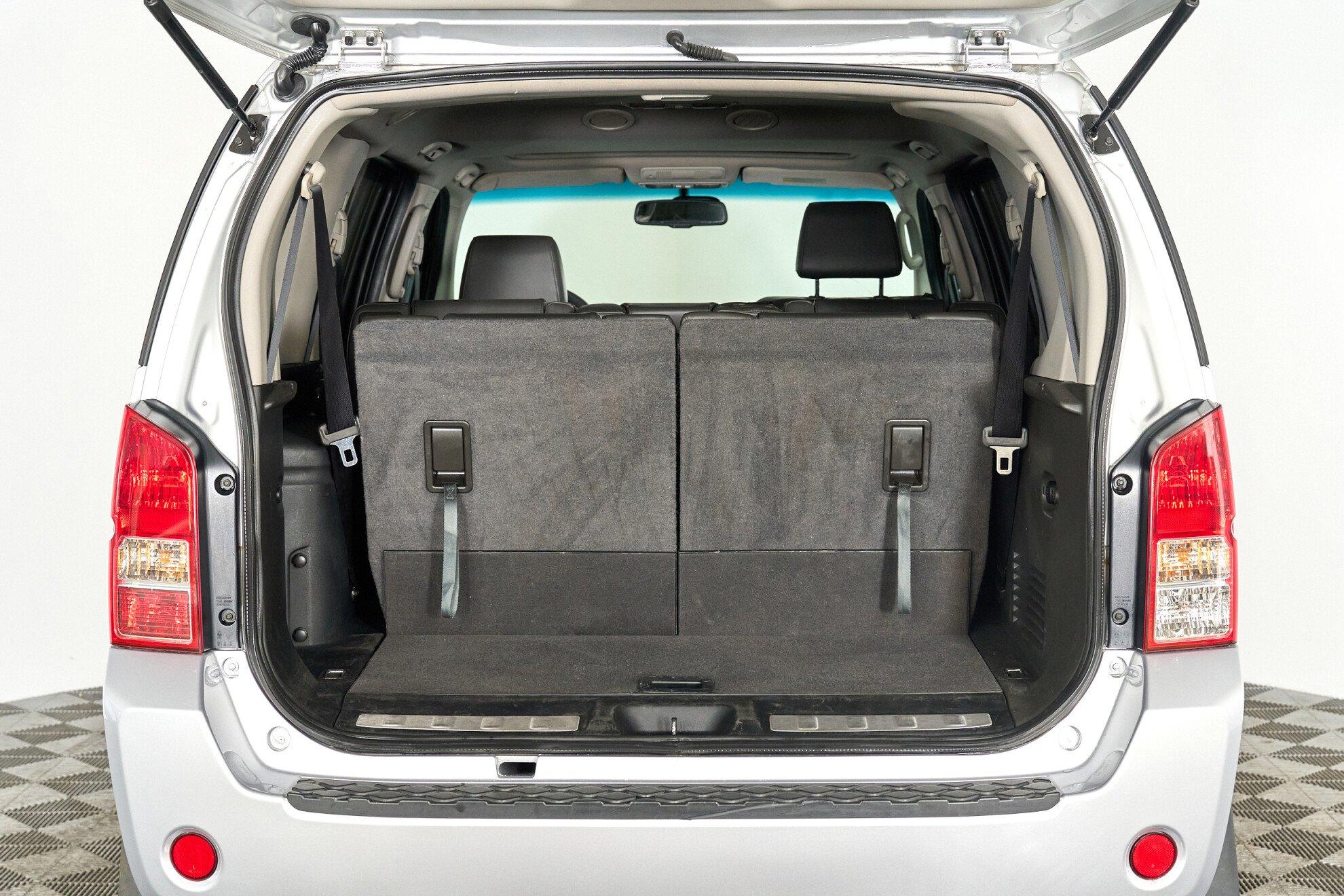 Nissan Pathfinder 2009, серебряный