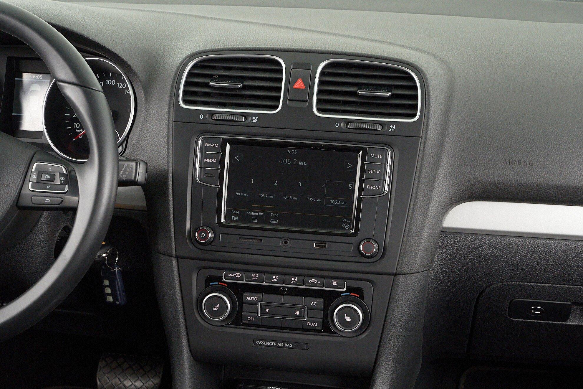 Volkswagen Golf 2012, белый