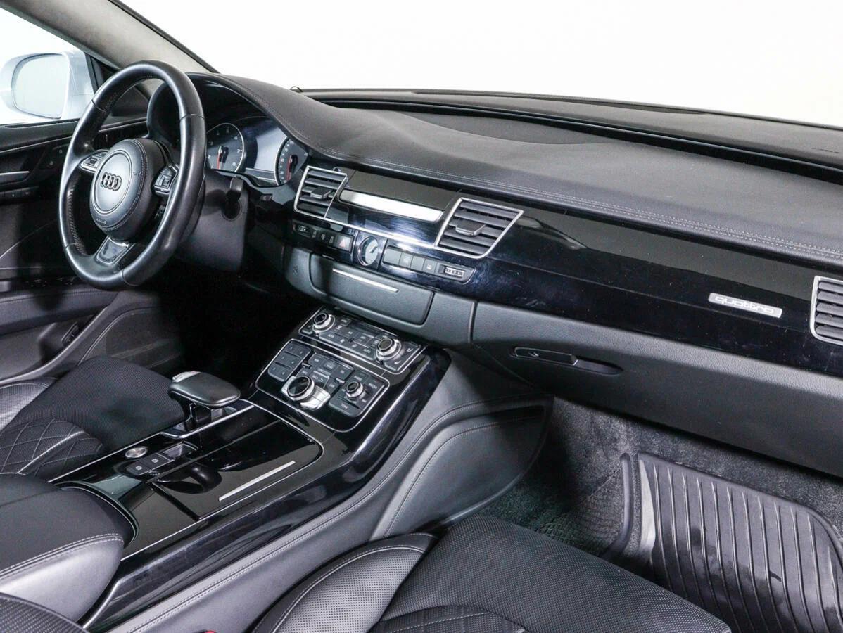 Audi A8 2017, белый