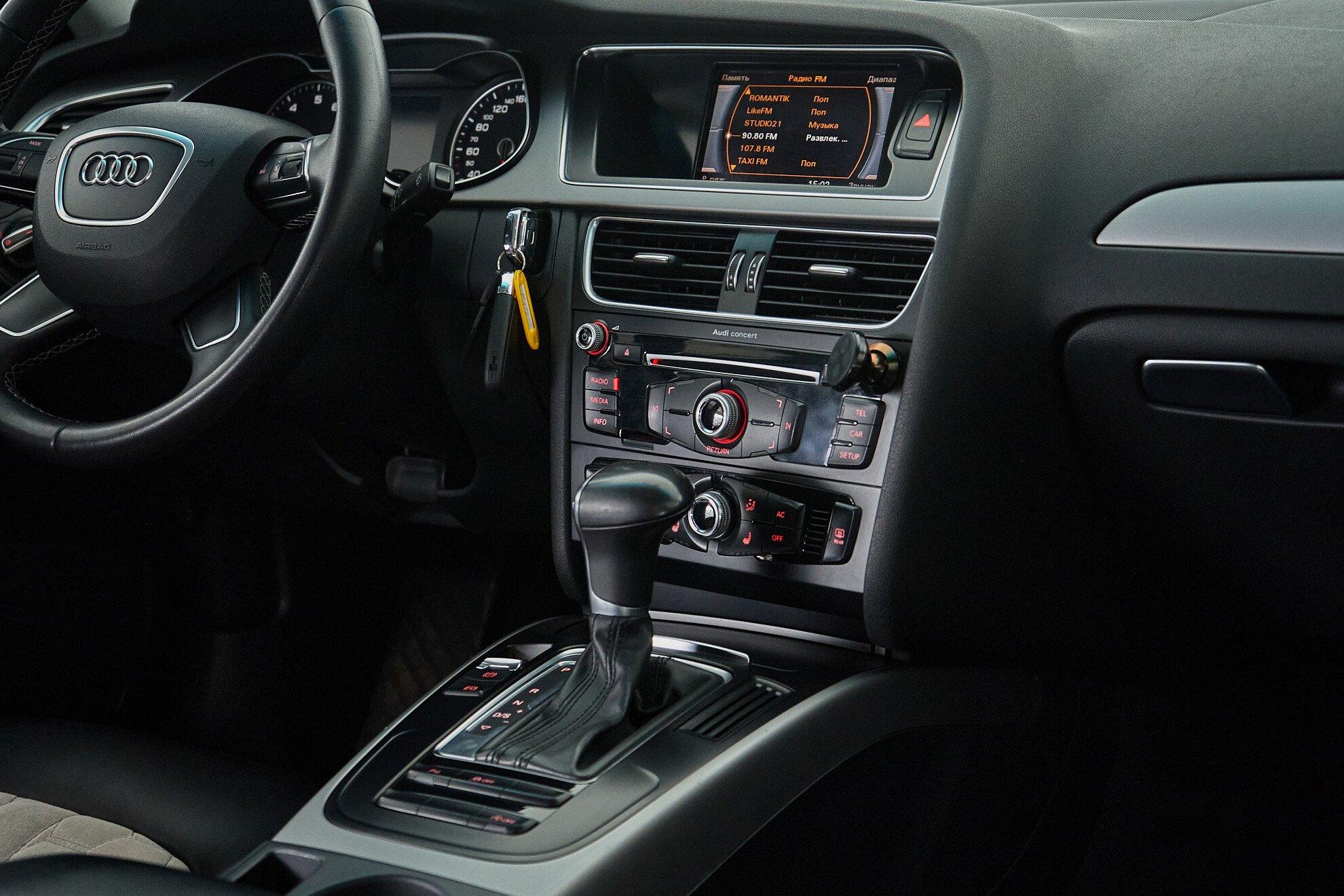 Audi A4 2014, белый