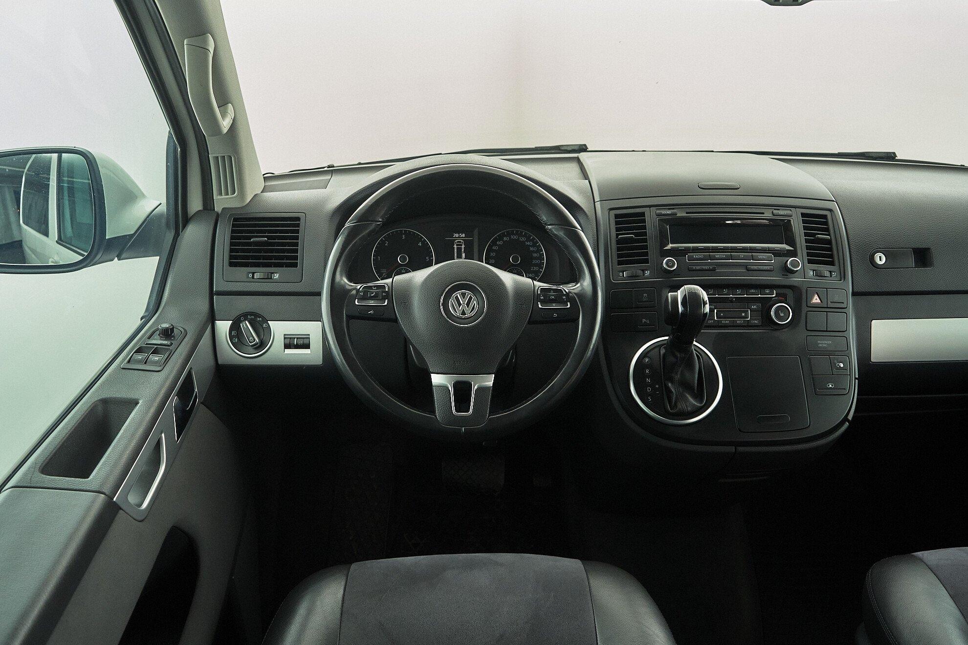 Volkswagen Multivan 2013, белый