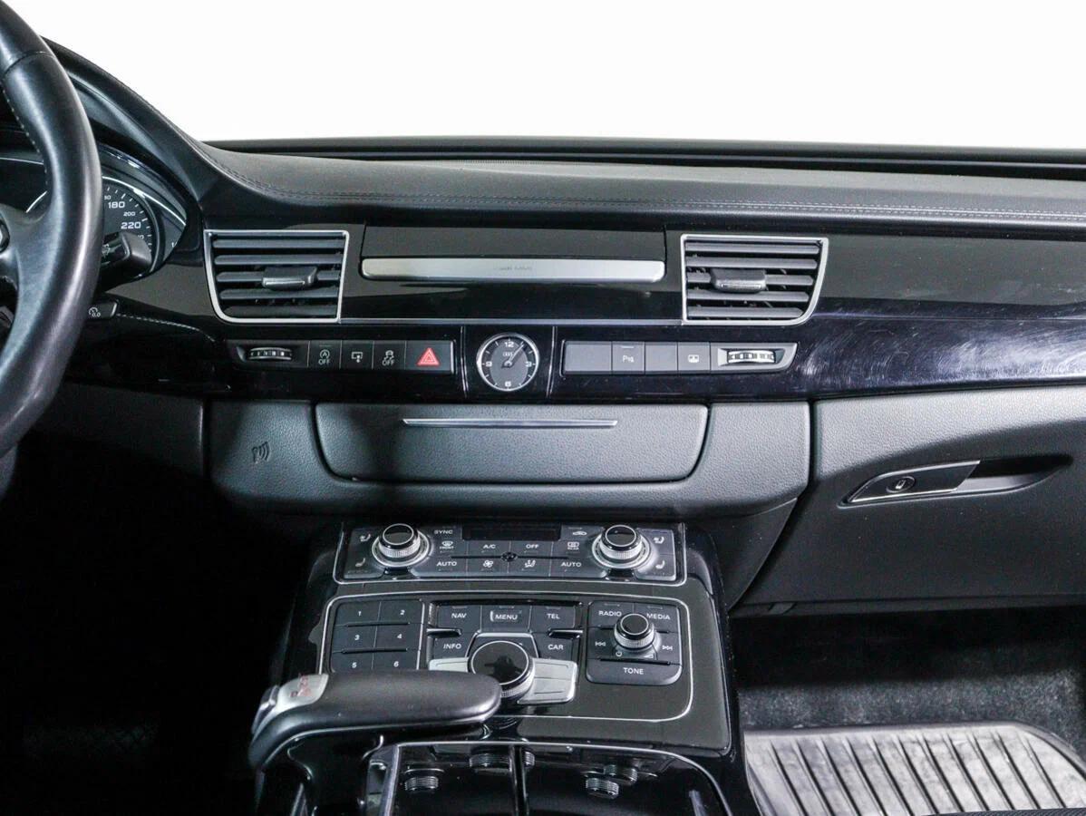 Audi A8 2017, белый