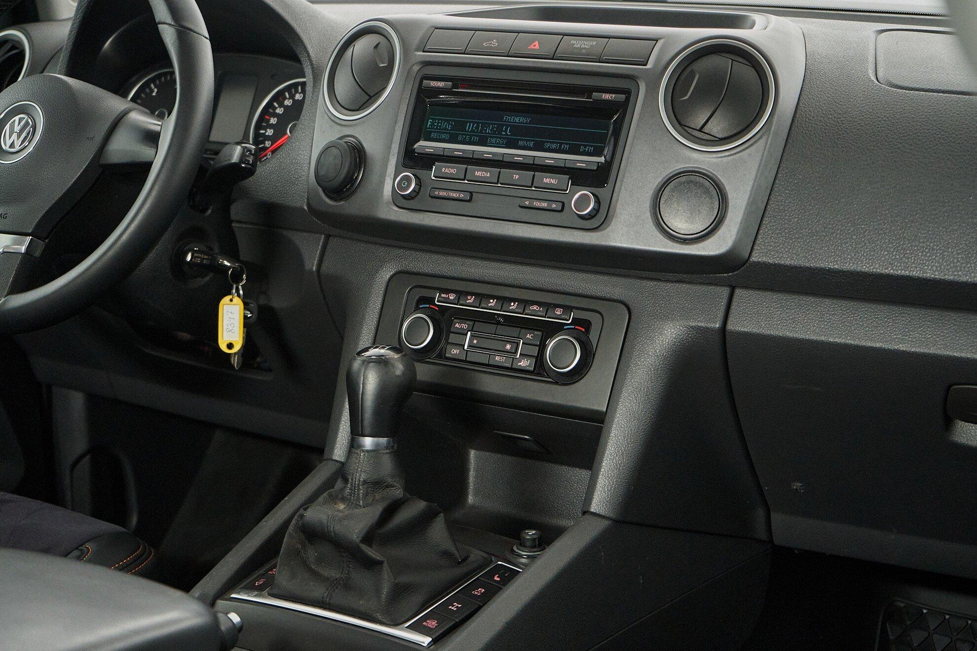 Volkswagen Amarok 2011, черный