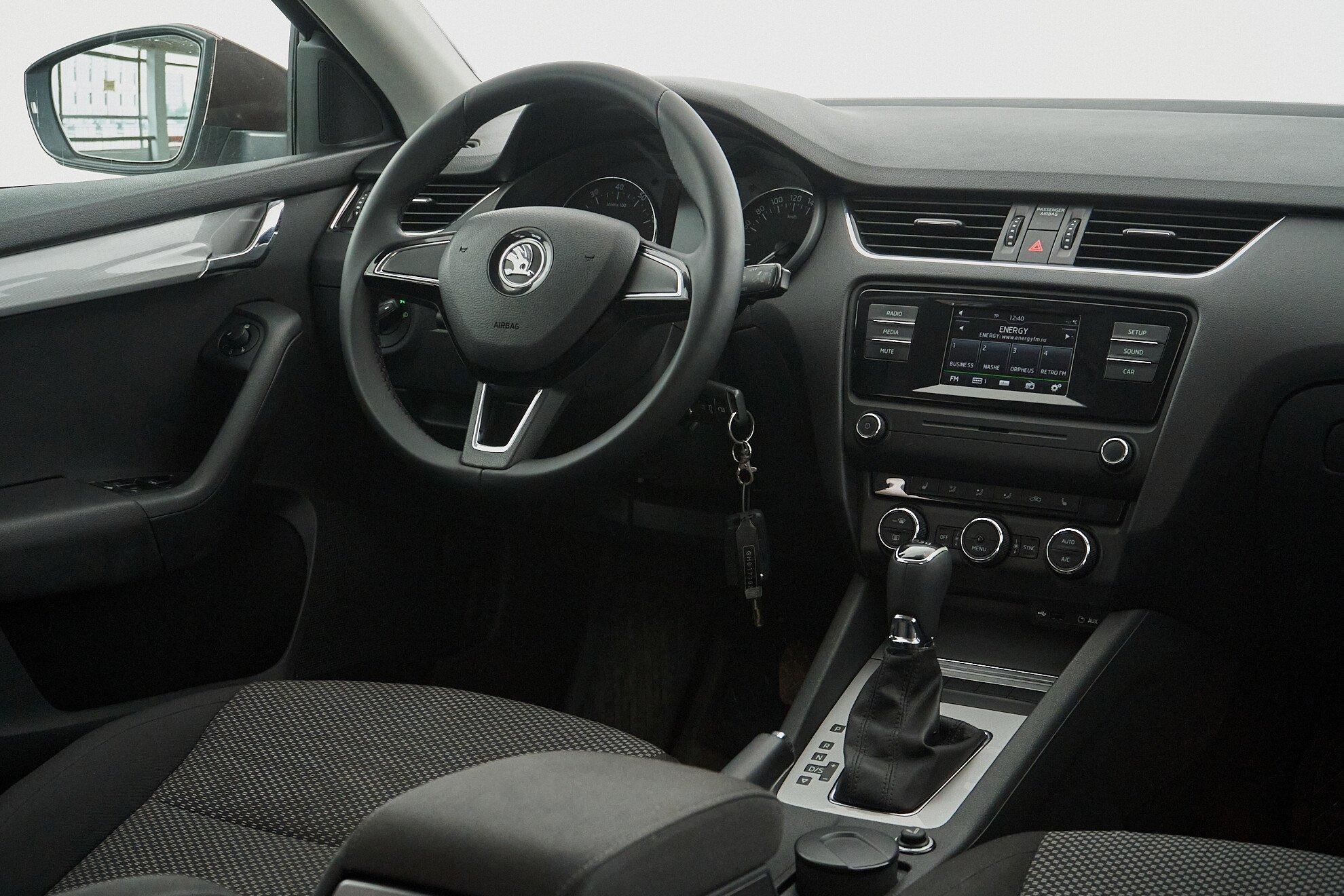 Skoda Octavia 2016, коричневый