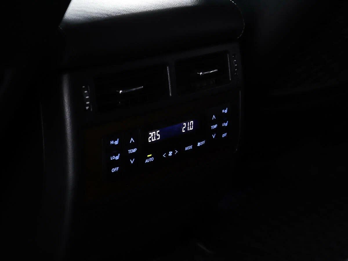 Toyota Land Cruiser 2019, белый