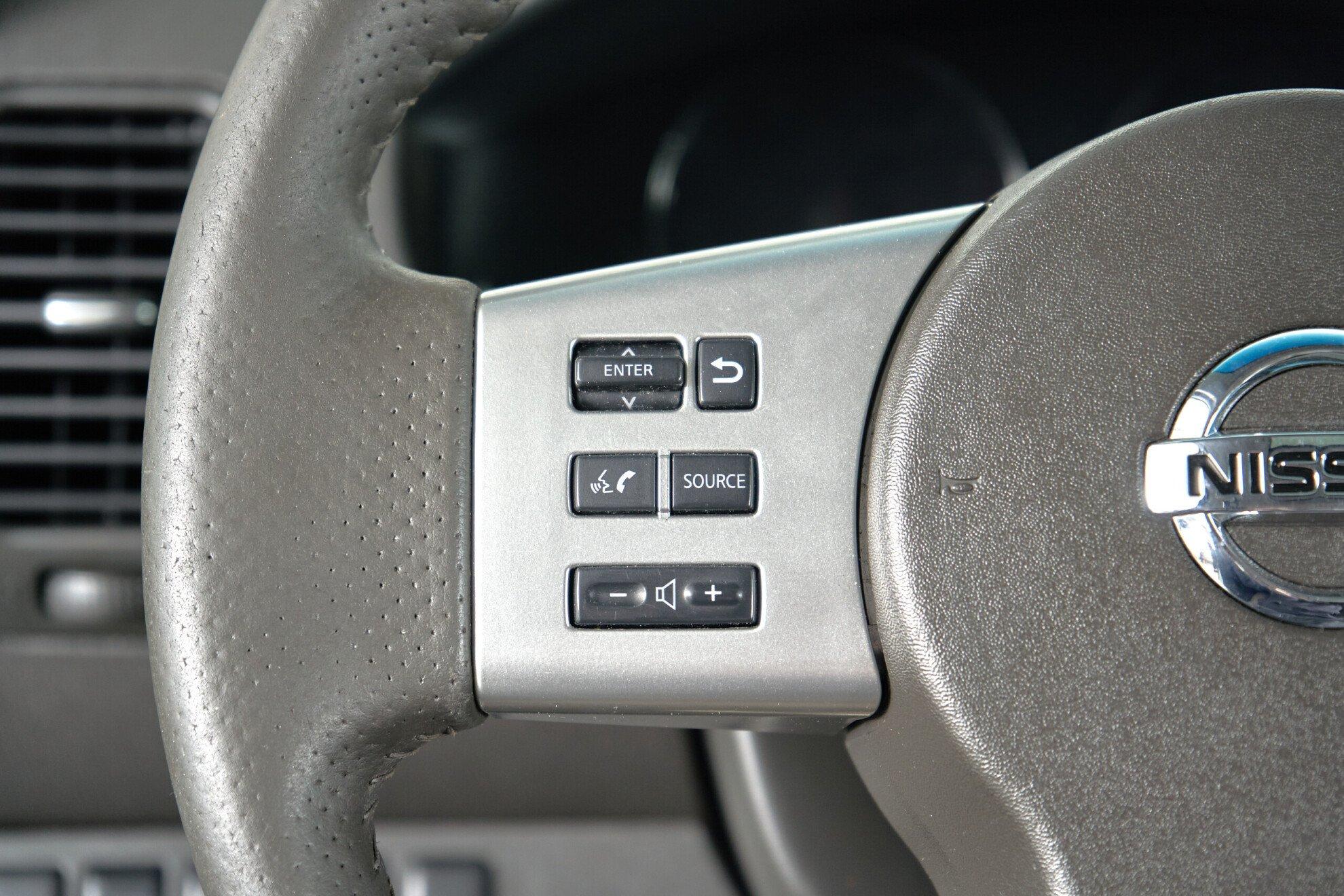 Nissan Pathfinder 2012, белый