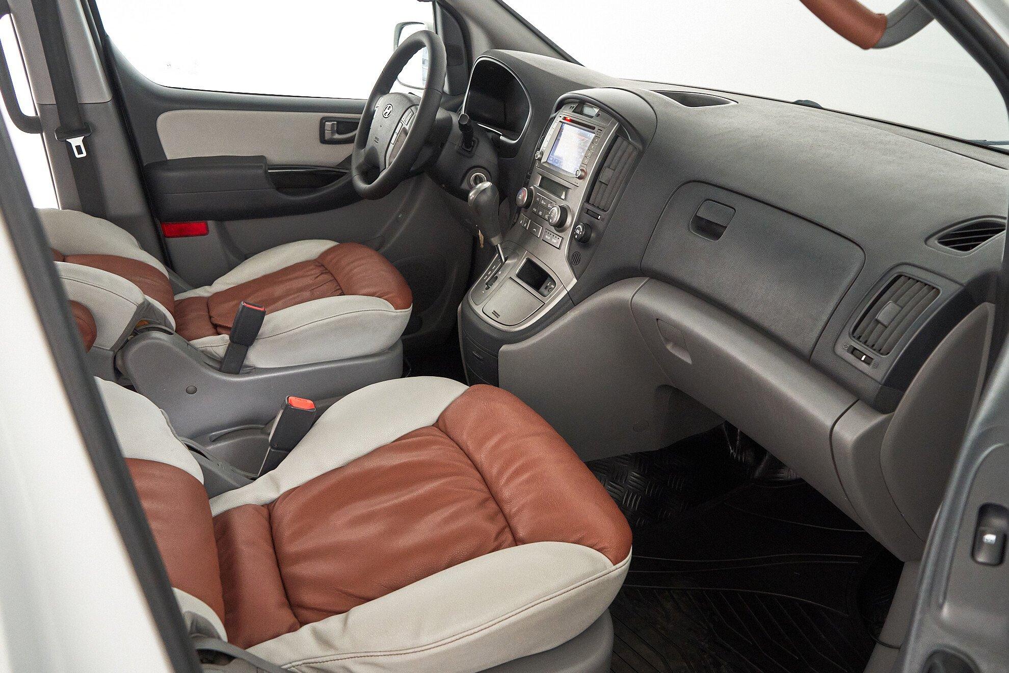 Hyundai Grand Starex 2010, белый
