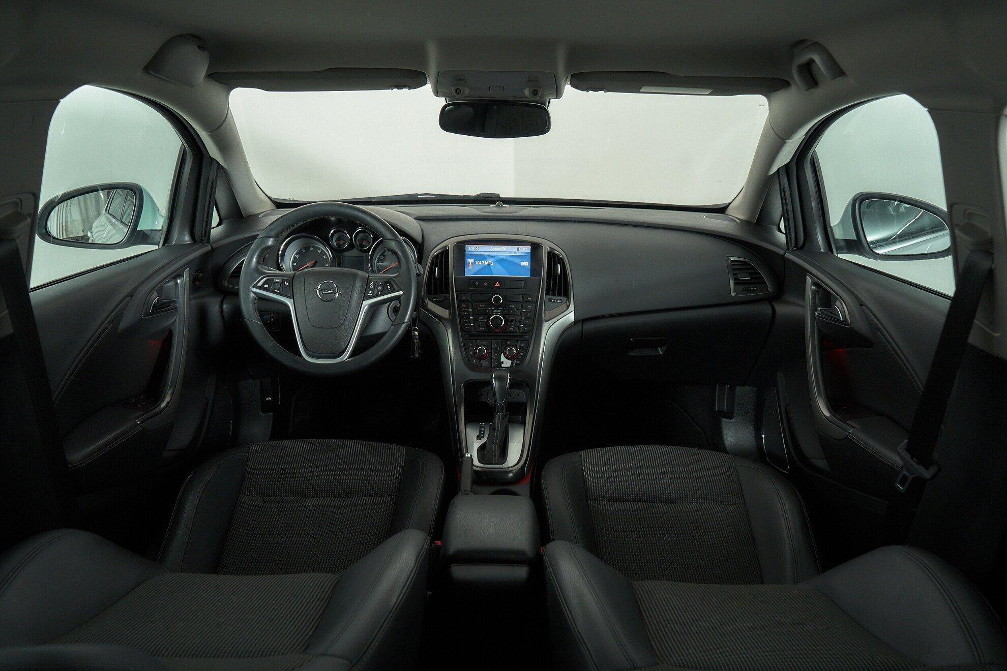 Opel Astra 2011, белый