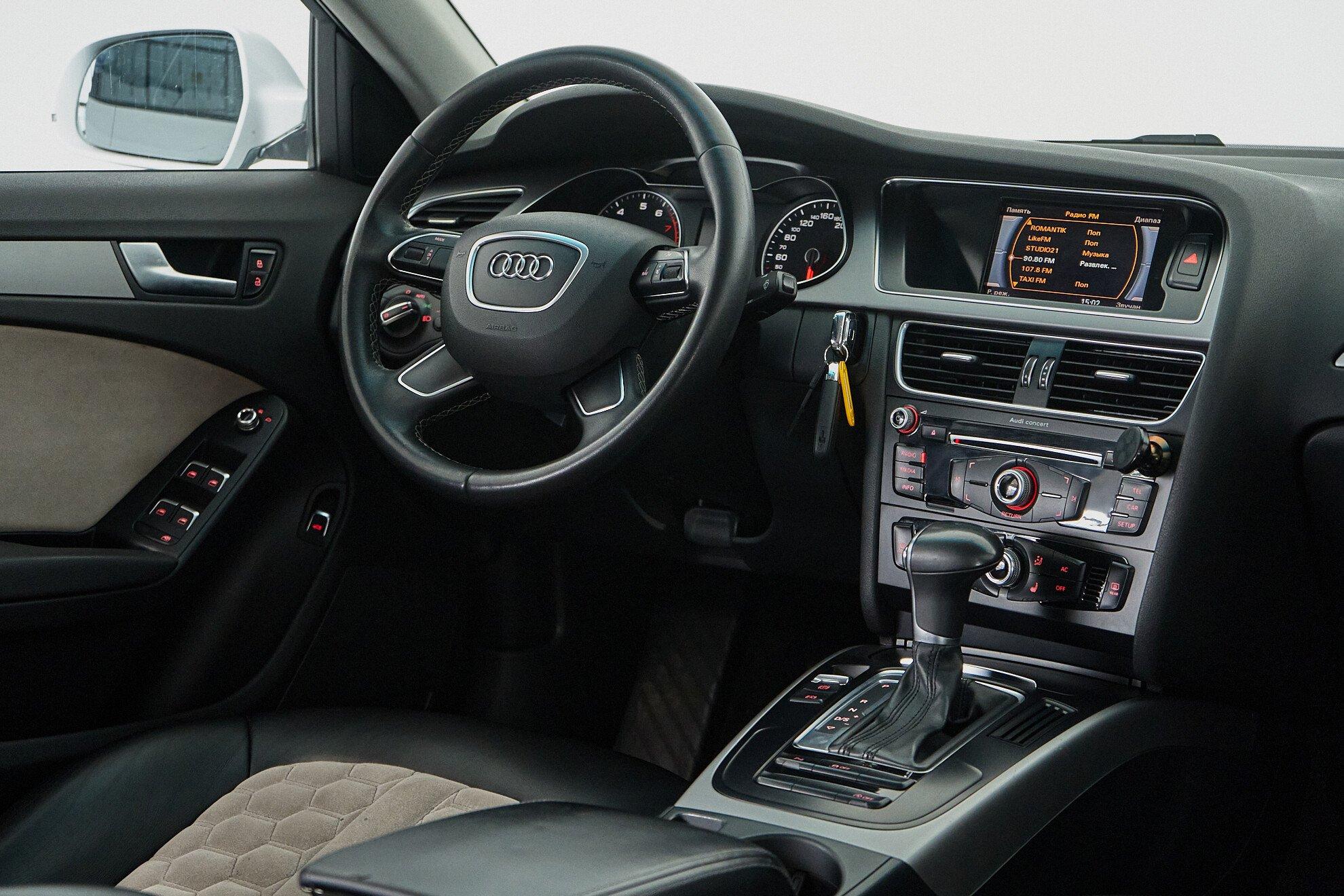 Audi A4 2014, белый
