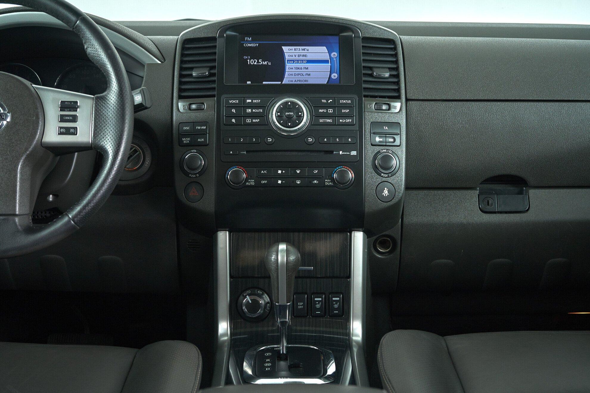 Nissan Pathfinder 2011, белый