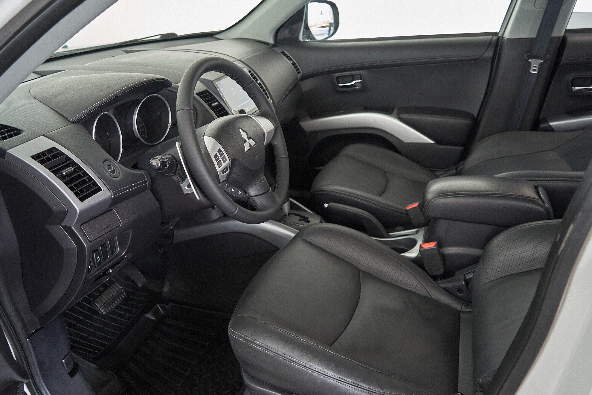 Mitsubishi Outlander 2010, белый